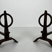 Paire de Chenets Modernistes en Fer Forgé à Anneaux de Couronnement et Base