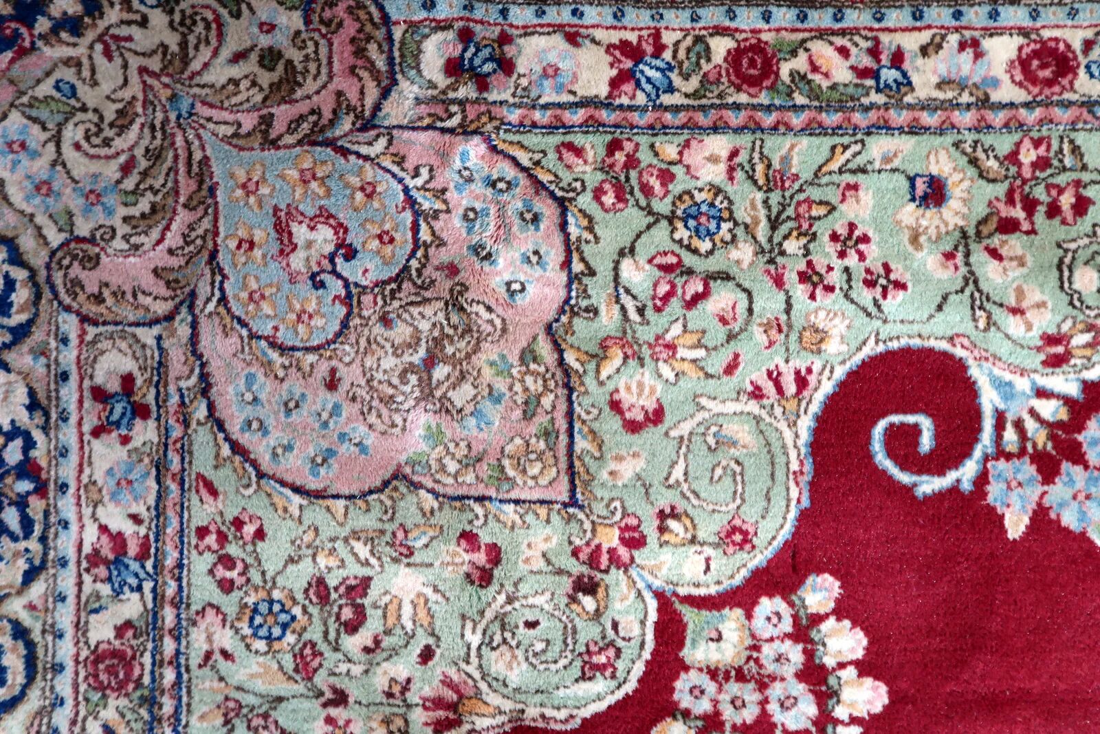 Antique 1920s Persian Kerman rug, floral medallion, red field, 273cm x 362cm