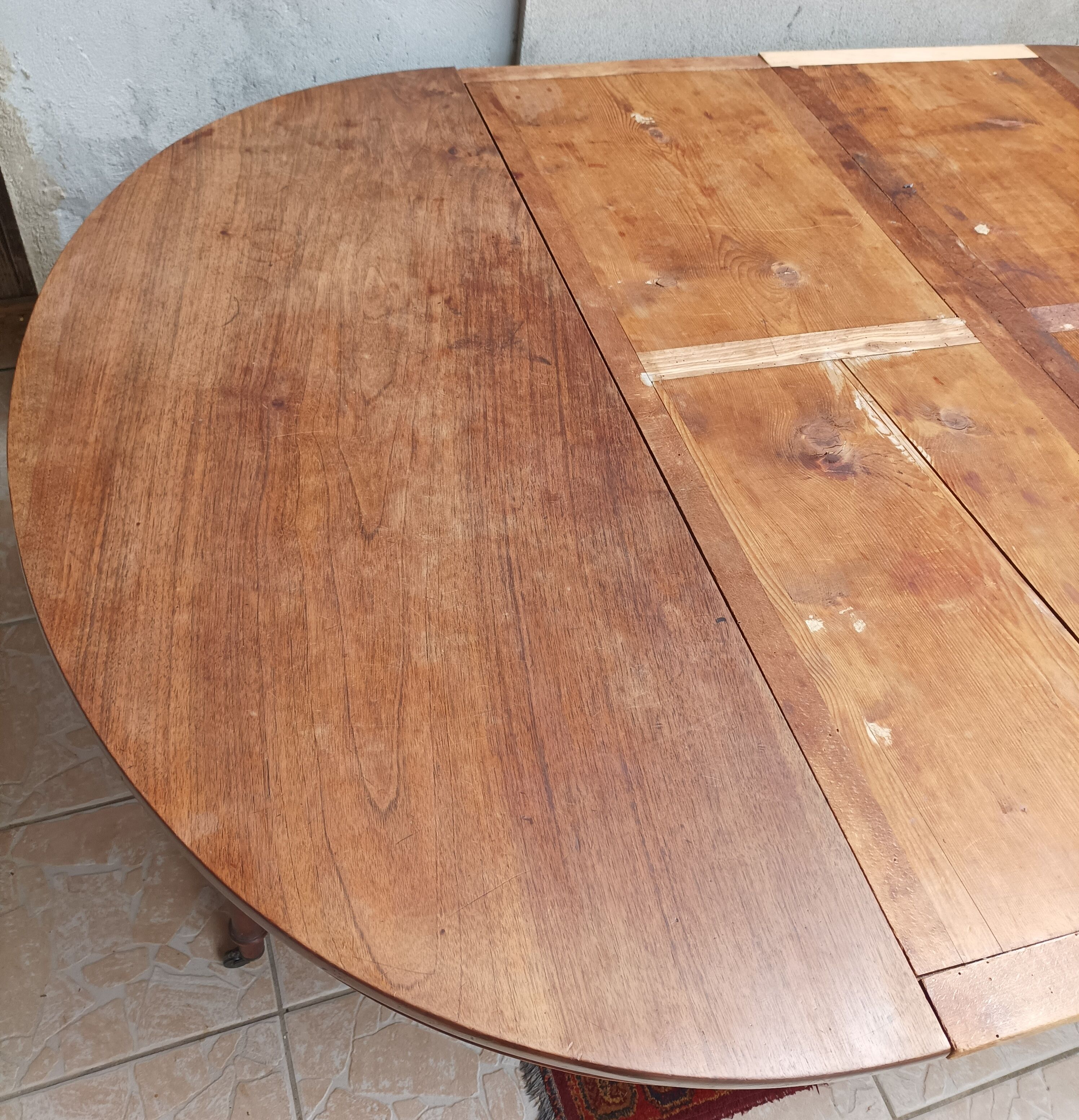 English oval table with 19th century mahogany extensions