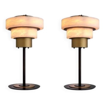 Paire de lampes de table en laiton patiné et albâtre.