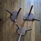 Lot de 3 tabourets tripodes en bois tourné