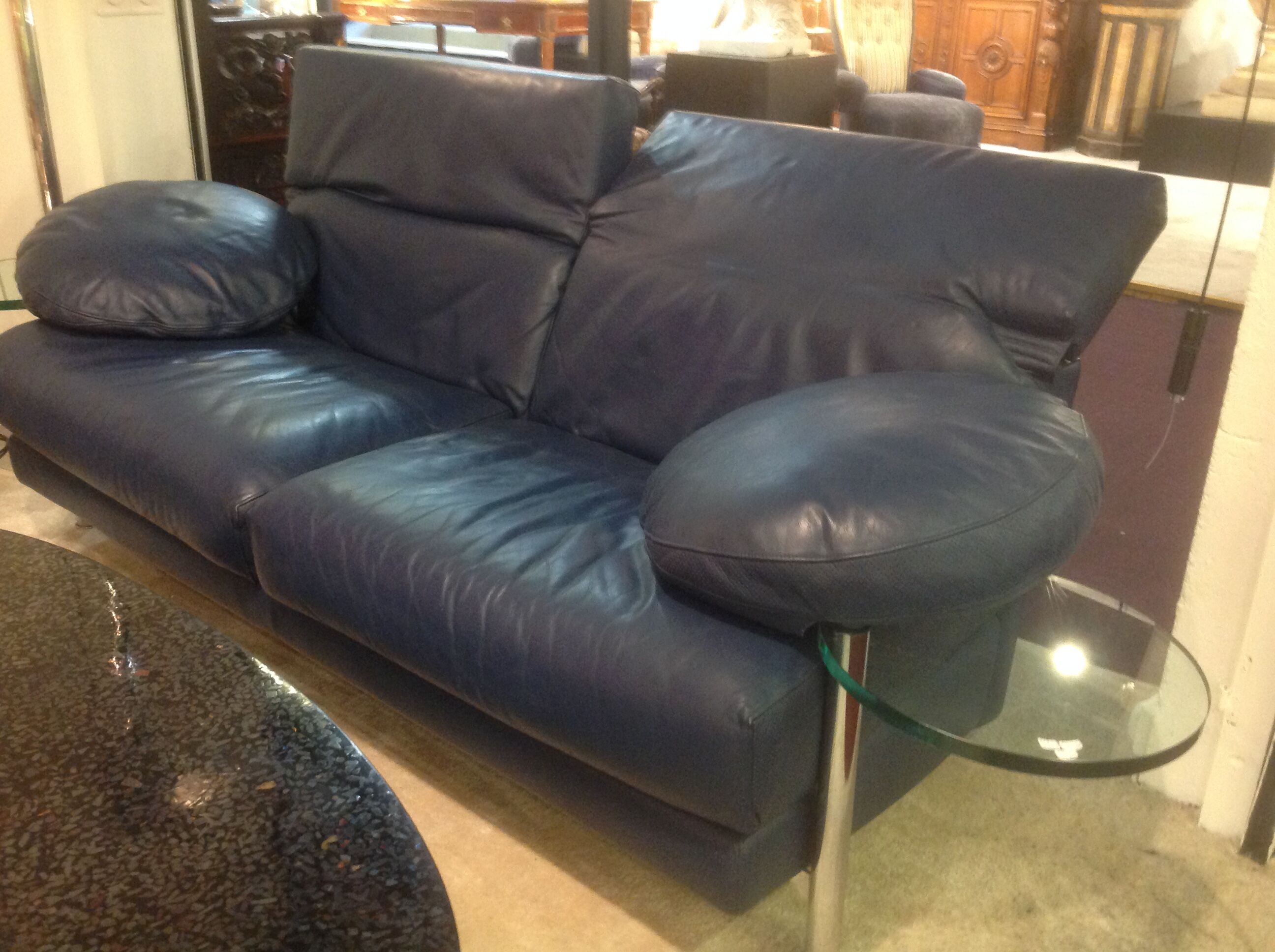 Paolo Piva's Italian leather sofa with rotating round glass shelves, 1980
