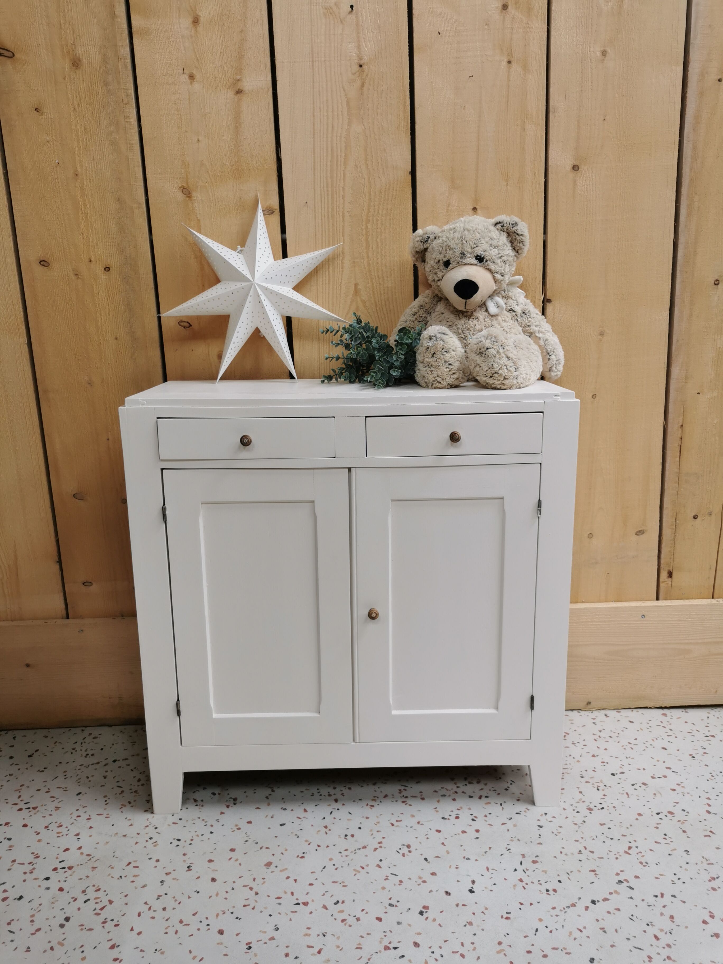 White parisian buffet