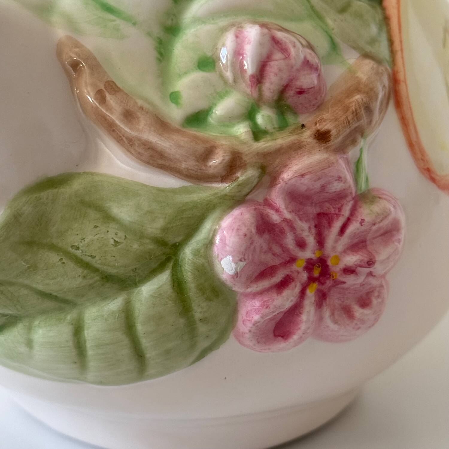 Théière en barbotine