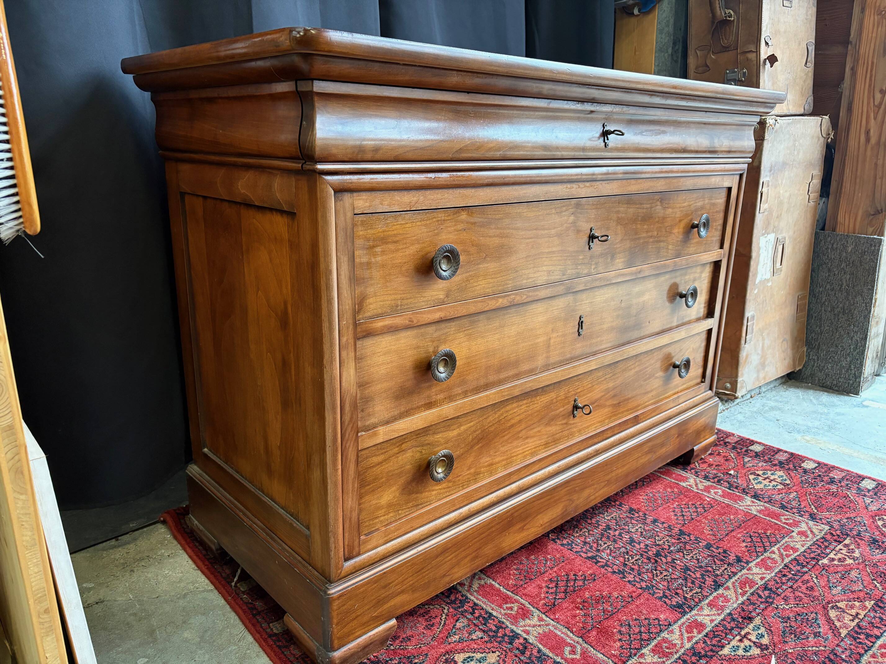 Commode style Louis-Philippe en bois massif