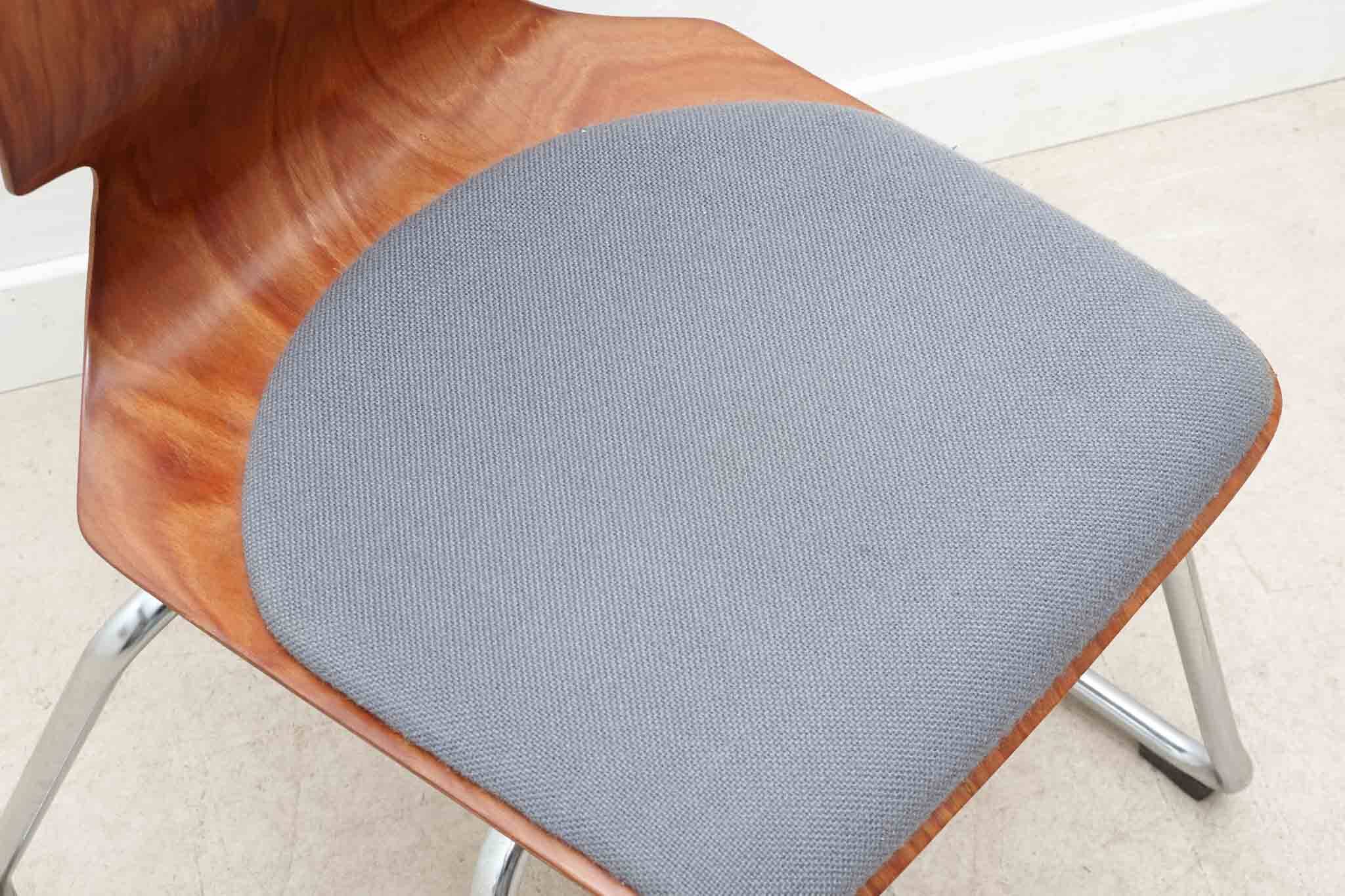 Flötotto sled chair with curved oak and chrome shell