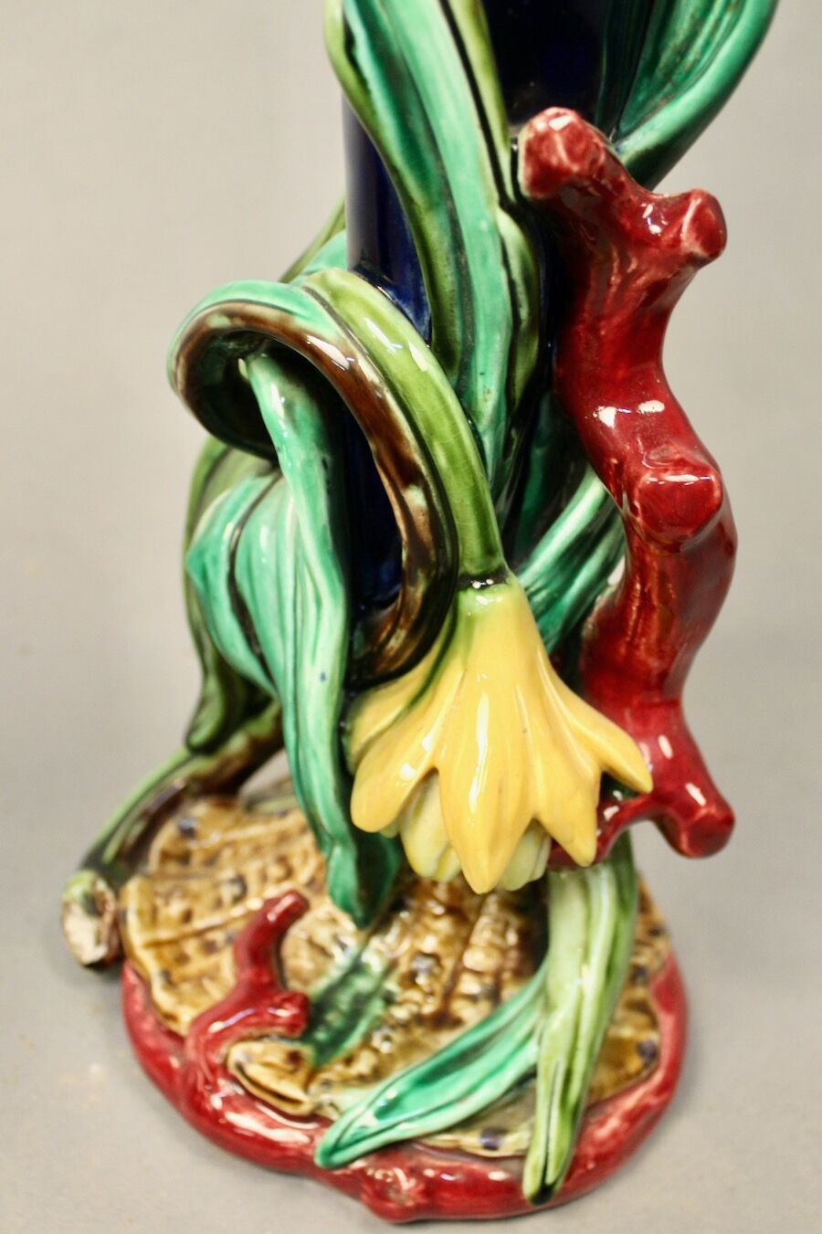 Pairs of vases decorated with majolica sarguemine flowers