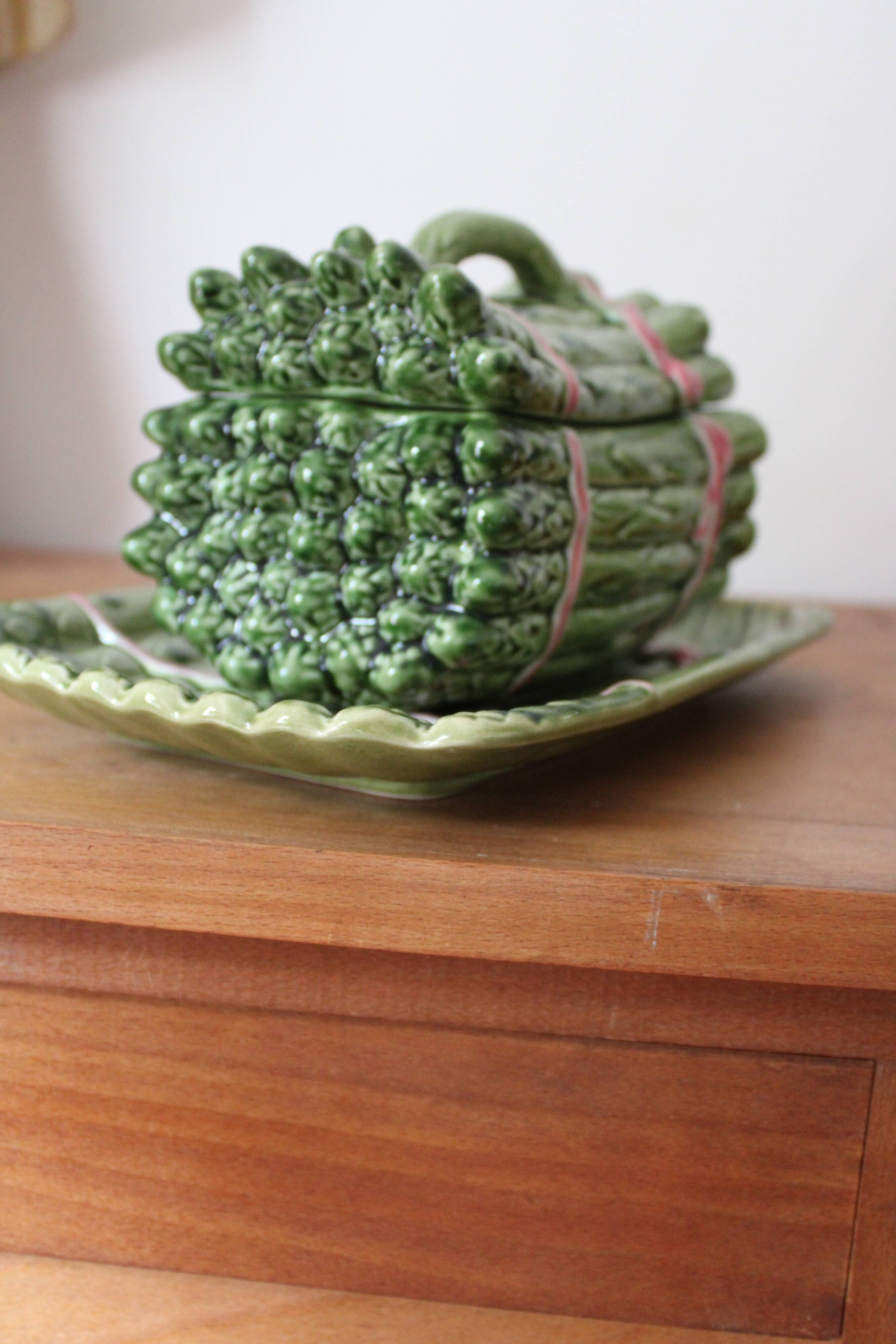 Saucer in the shape of asparagus