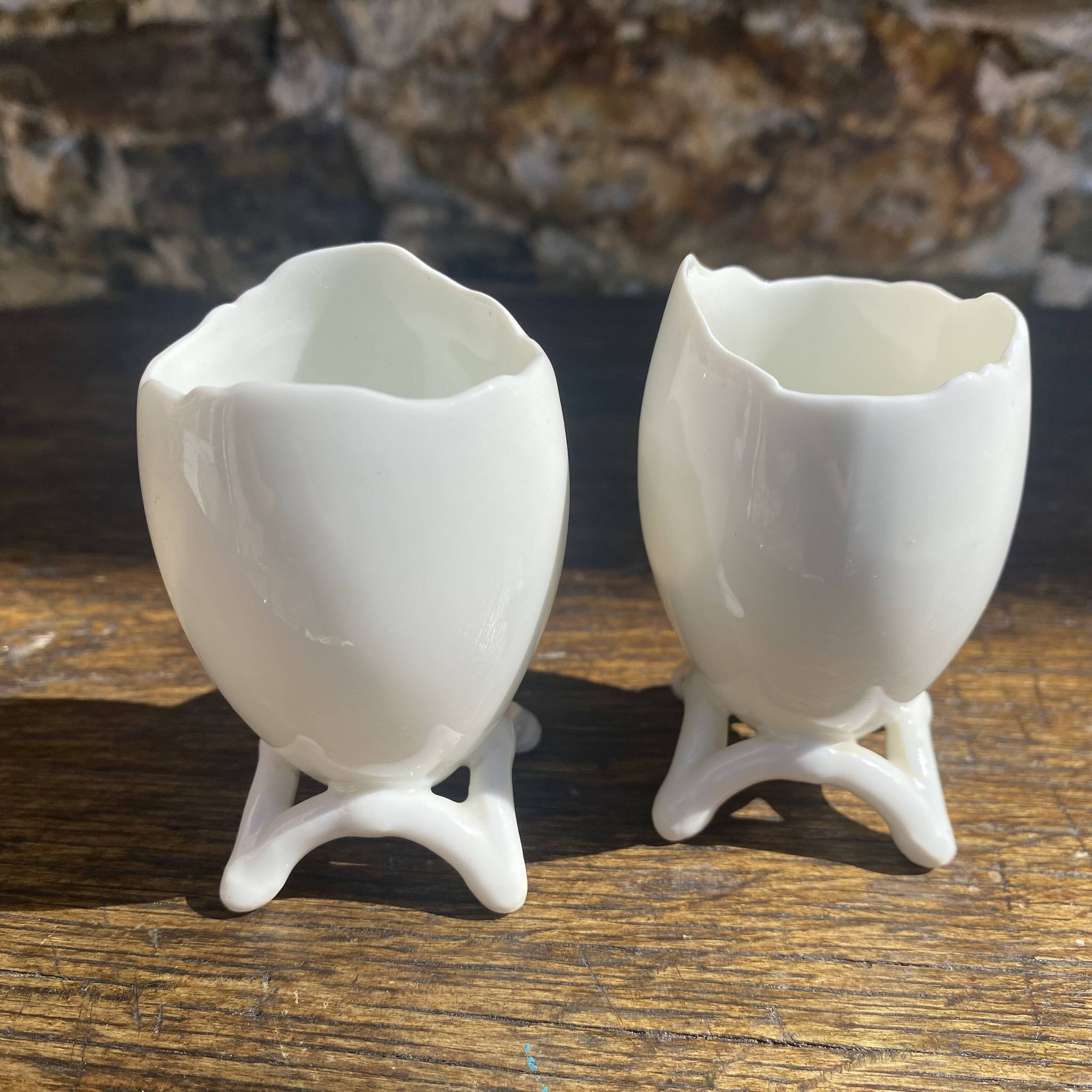 Coquetiers ancien an porcelaine forme coquille
