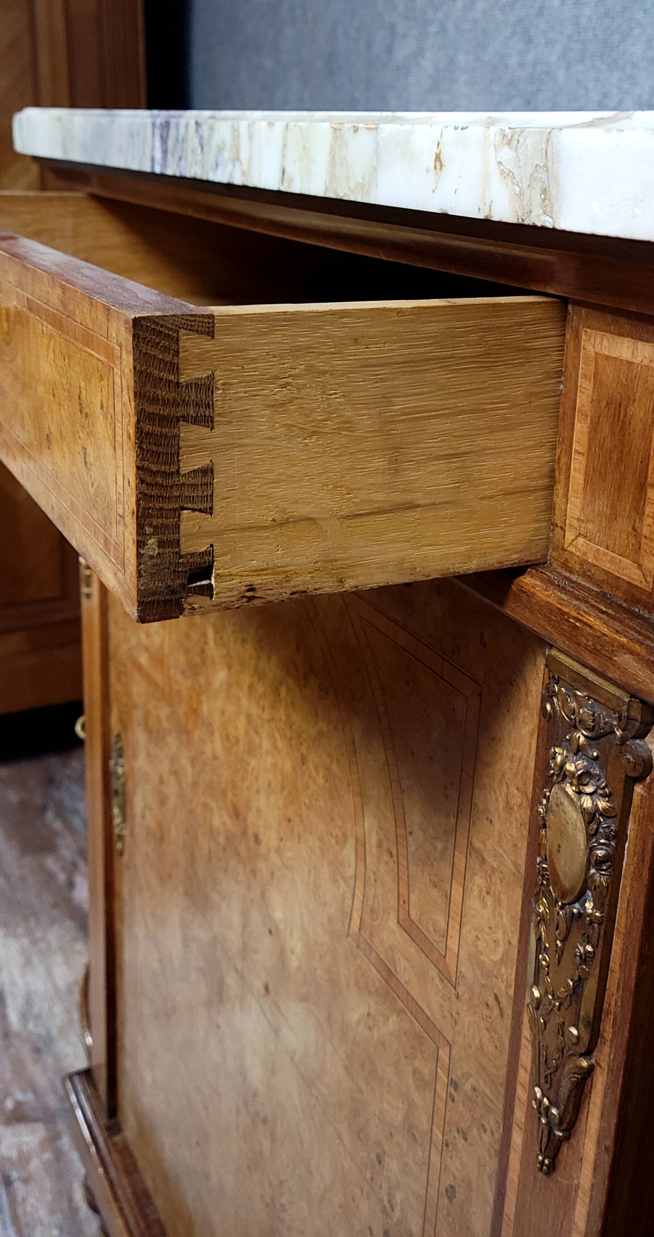 Half-moon buffet in Louis XVI style with burl and marquetry.