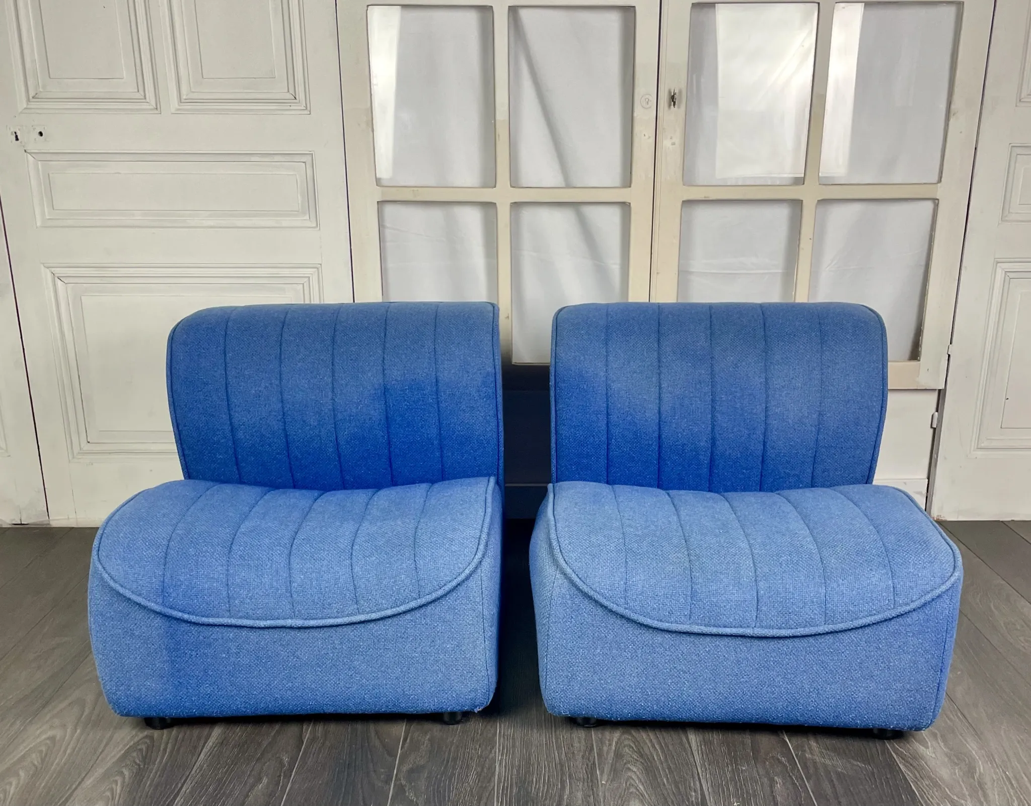 Paire de chauffeuses en drap de laine bleu