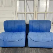 Paire de chauffeuses en drap de laine bleu