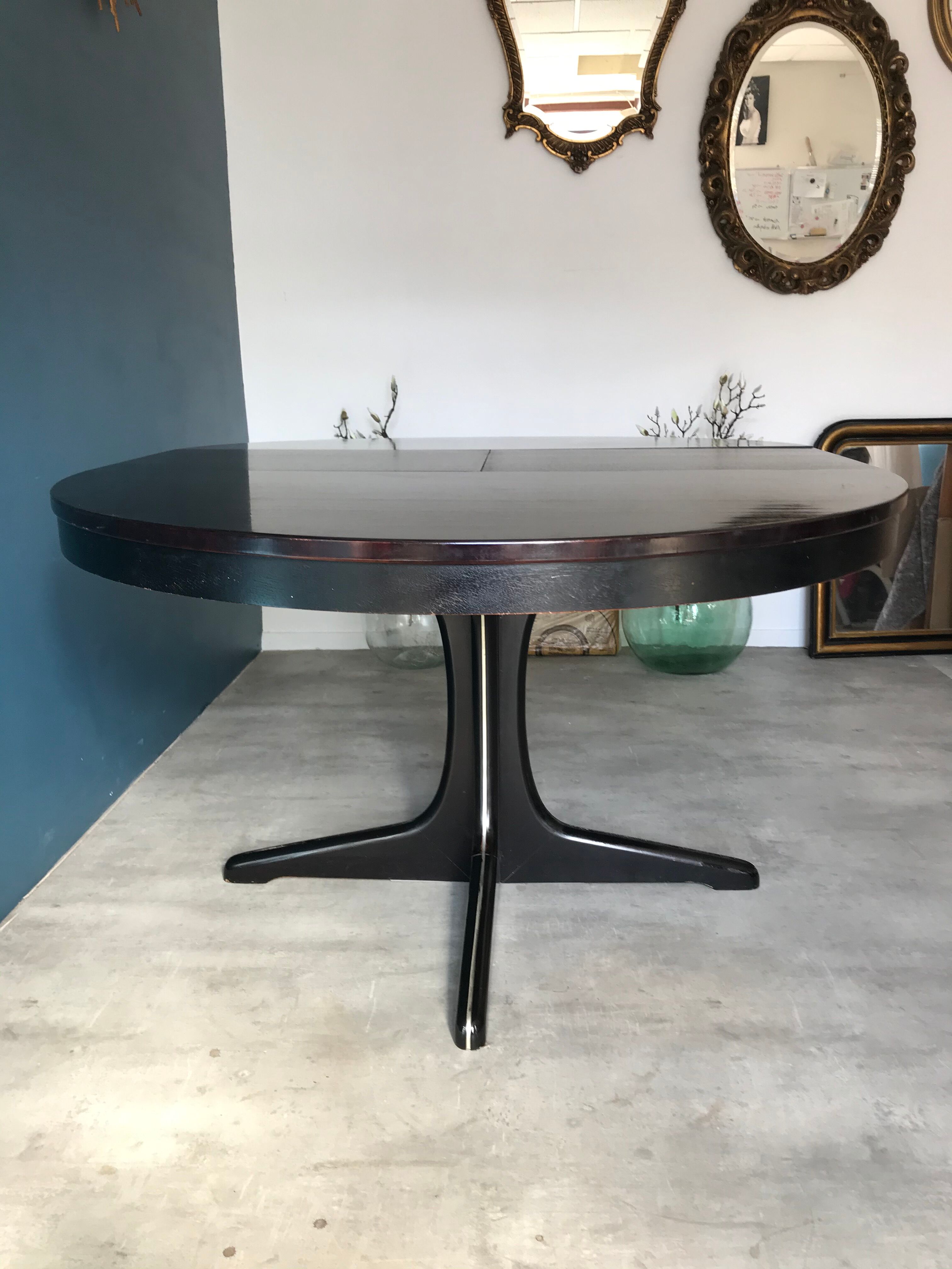 Extendable butterfly extension table
