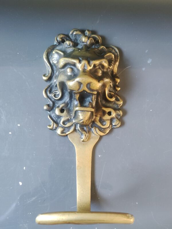 Porte Manteau mural/Patère Tête de Lion Art Déco. En bronze doré/19cm
