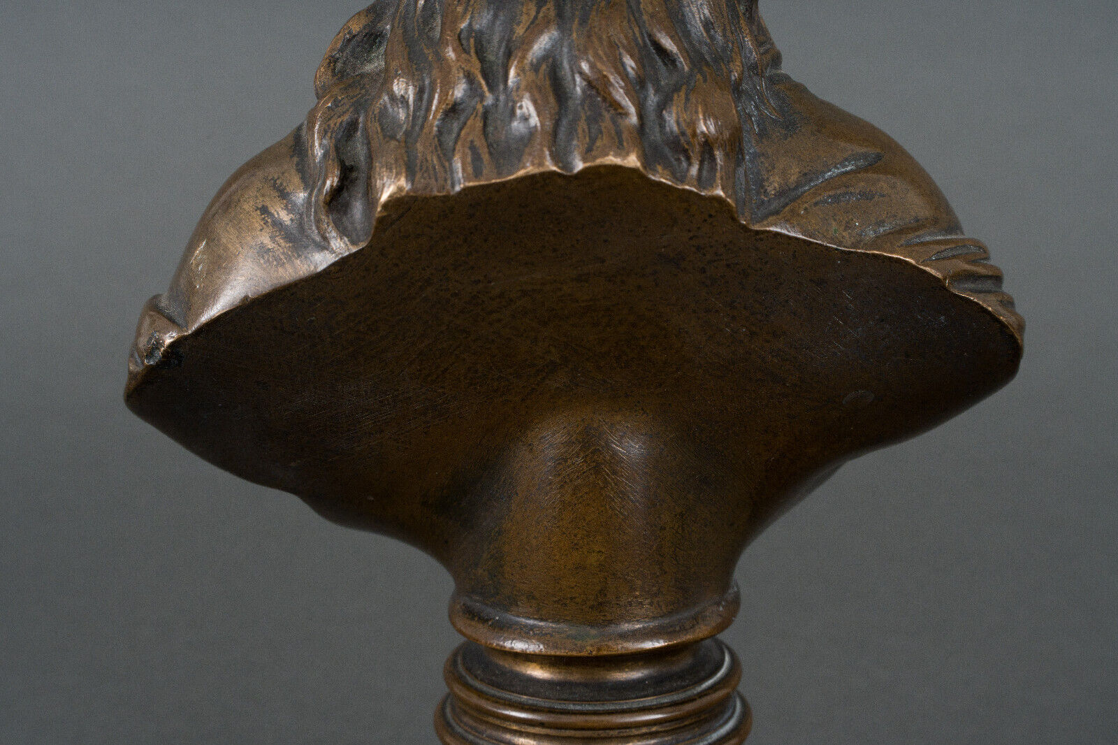 Bronze bust on shower stand XIXth representing Marianne Brown patina