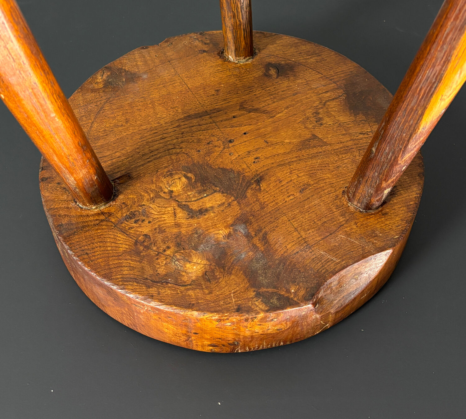 Tabouret de ferme rustique français massif de style brutaliste des années 1950