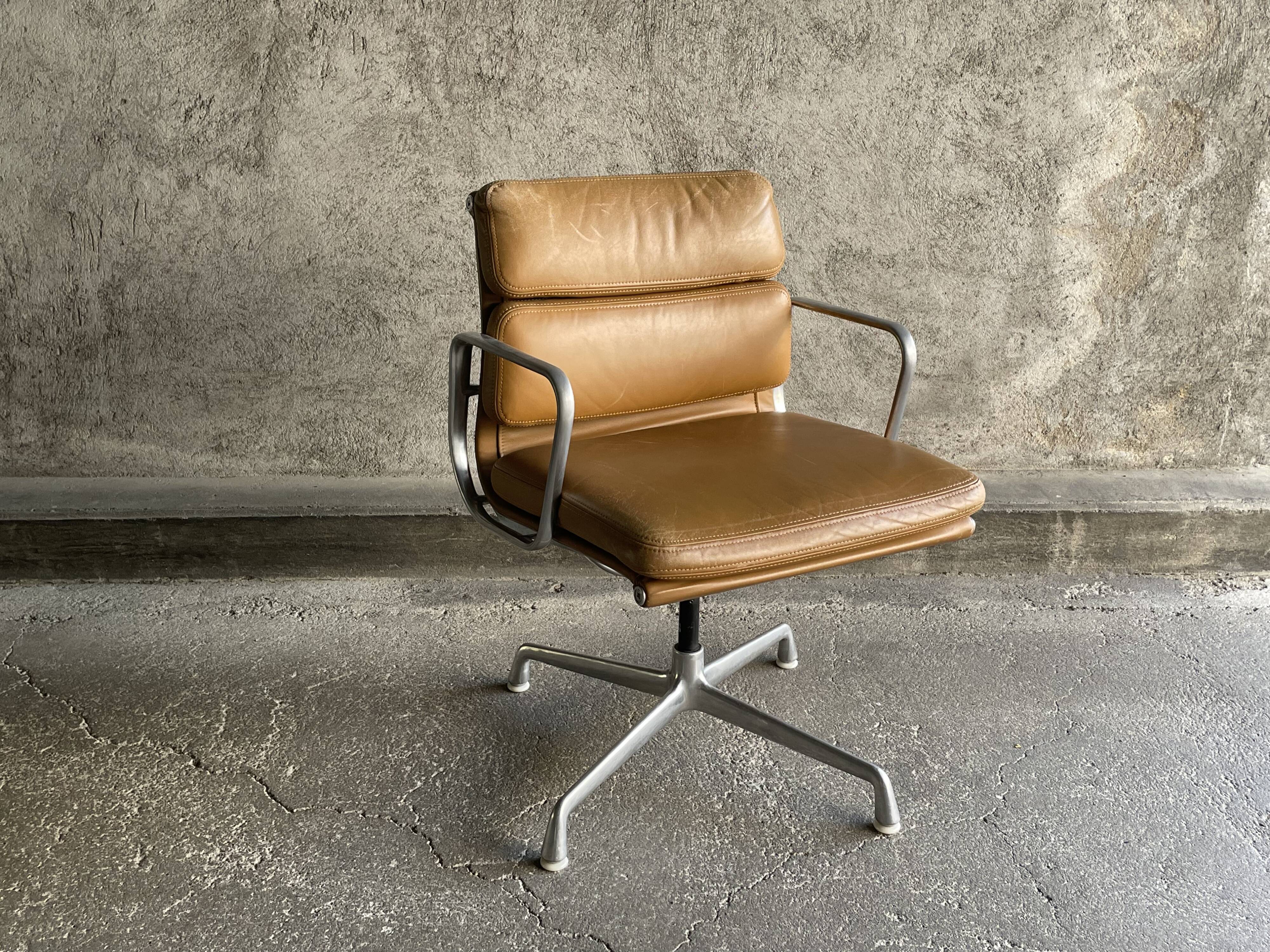 EA 208 camel leather armchair by Charles Eames for Herman miller