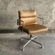 Fauteuil en cuir camel EA 208 par Charles Eames pour Herman miller
