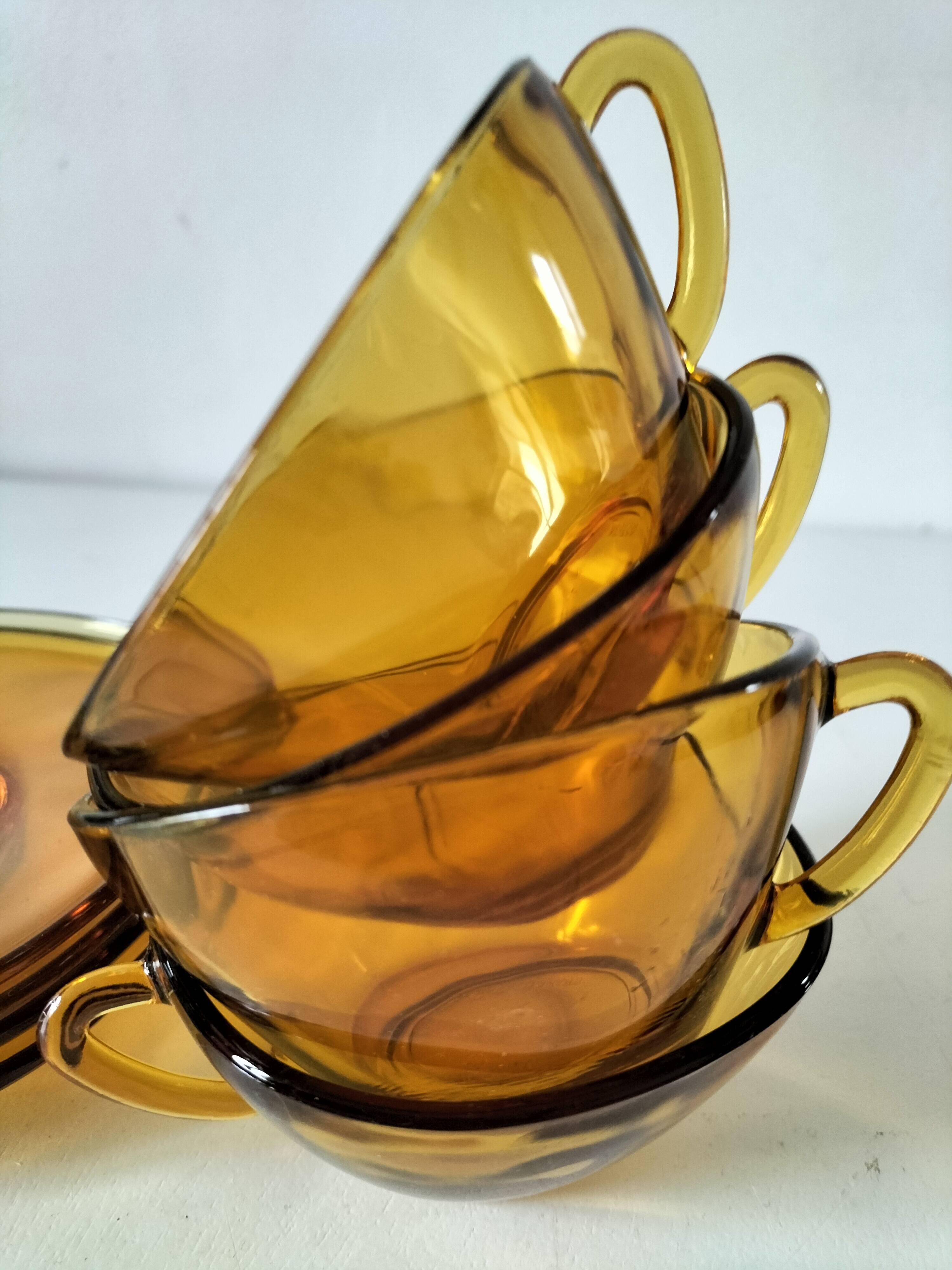 4 cups and saucers VERECO amber