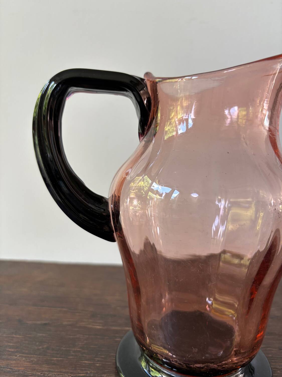 Pichet Art déco en verre rose et noir, années 20-30