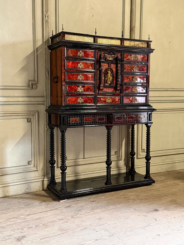 Cabinet anversois, ébène, écaille de tortue, palissandre et os, XVIIème siècle