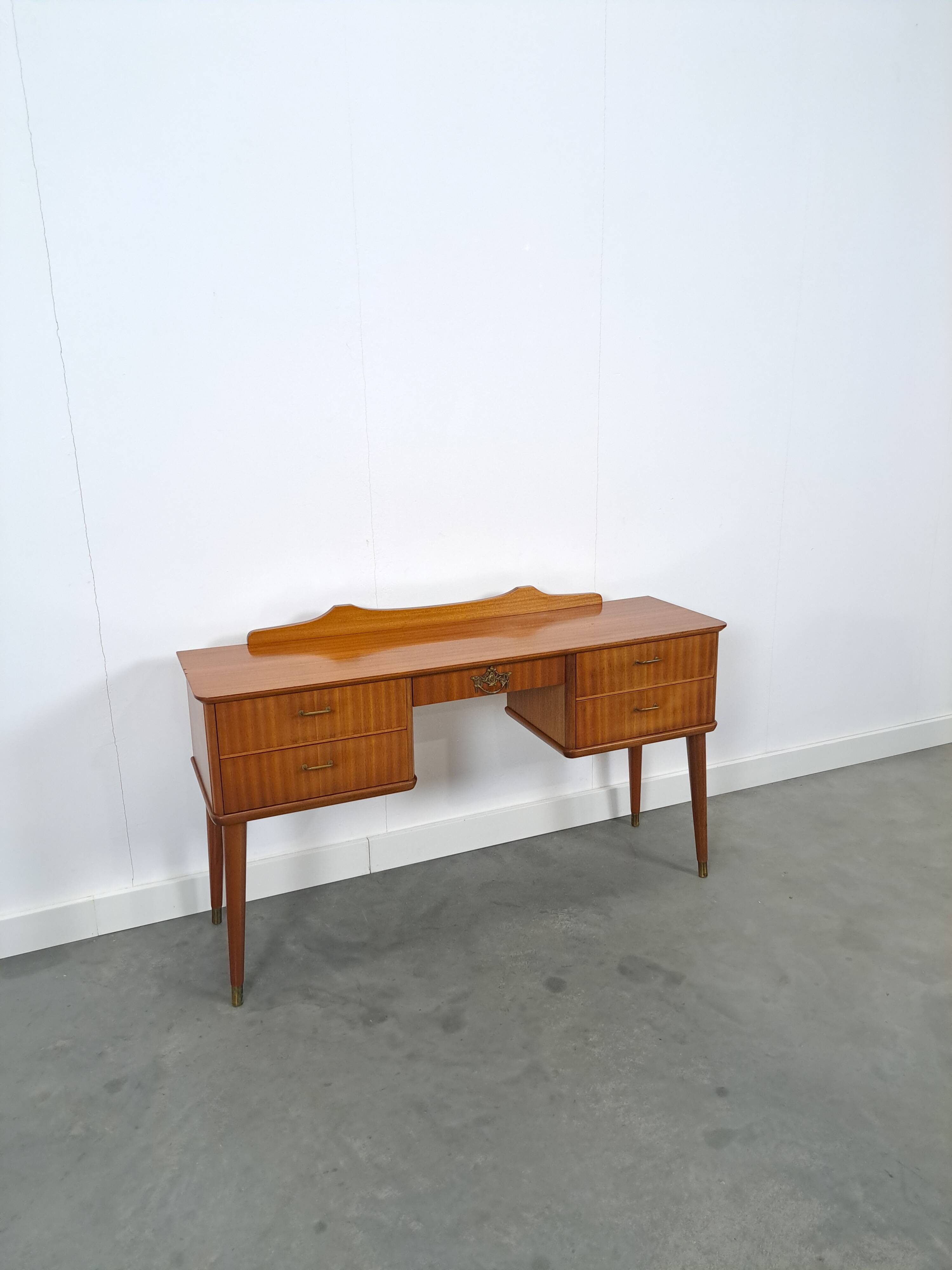 Side table met lades en messing details uit Zweden, kinder bureau