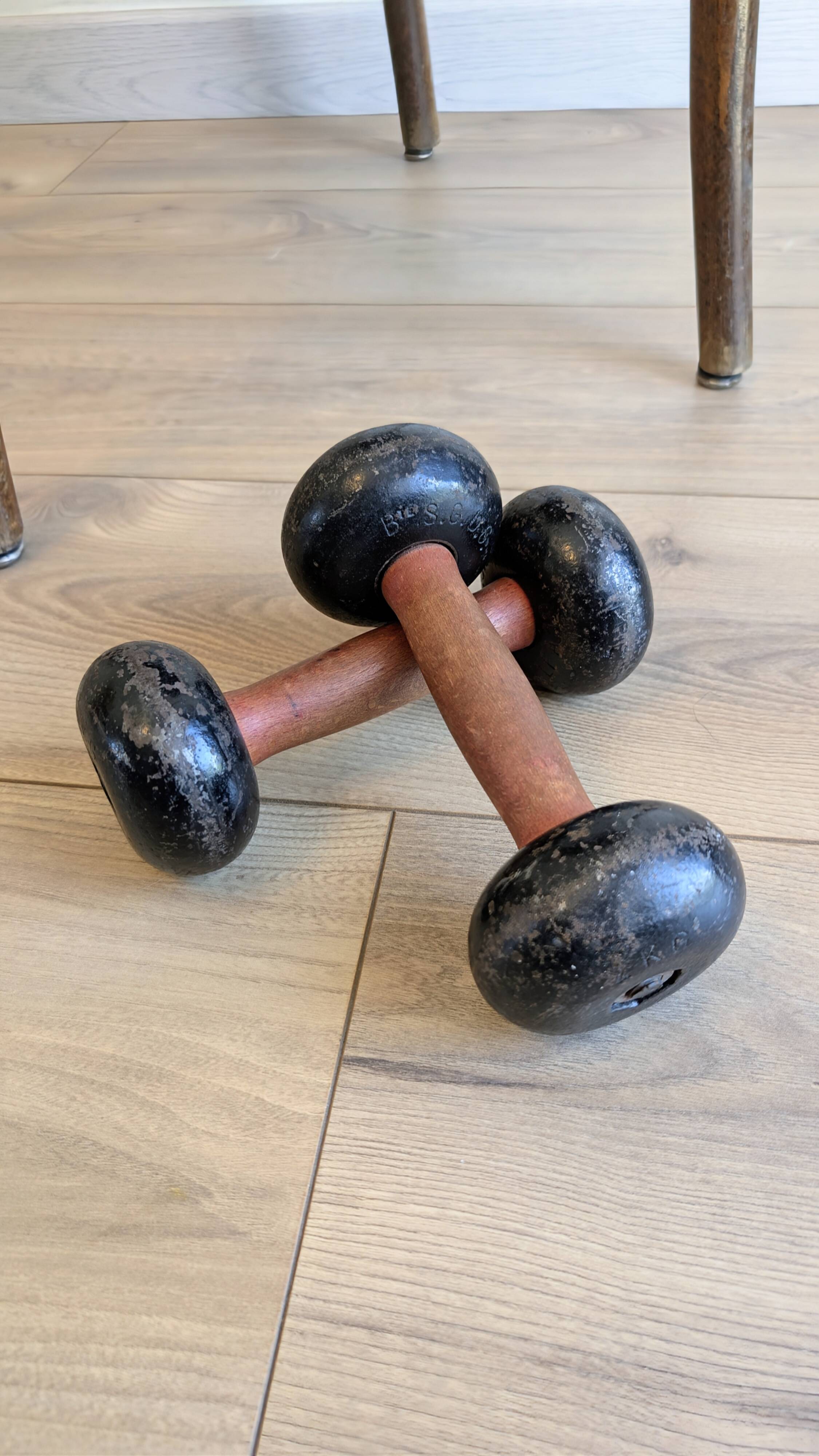 Vintage 2 kg cast iron and wood dumbbell set