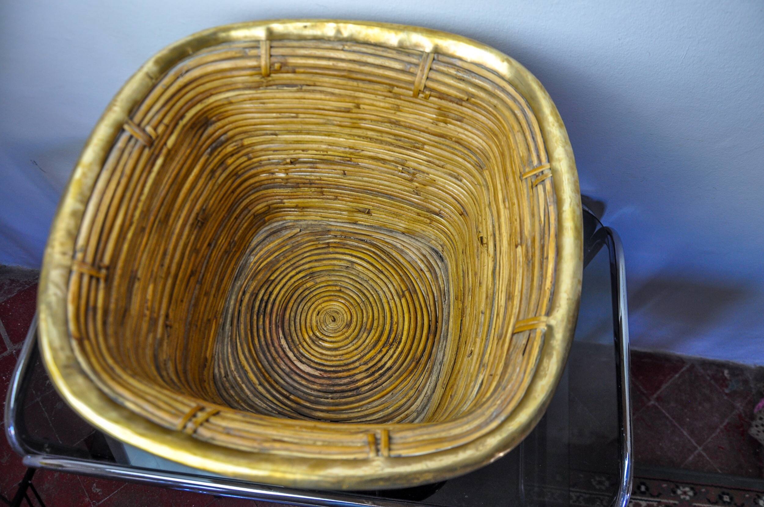 XL basket in rattan and brass, Italy, 1970, 44cm diam