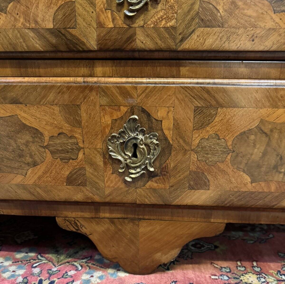 Bureau - commode ou commode scriban époque Louis XV en marquéterie