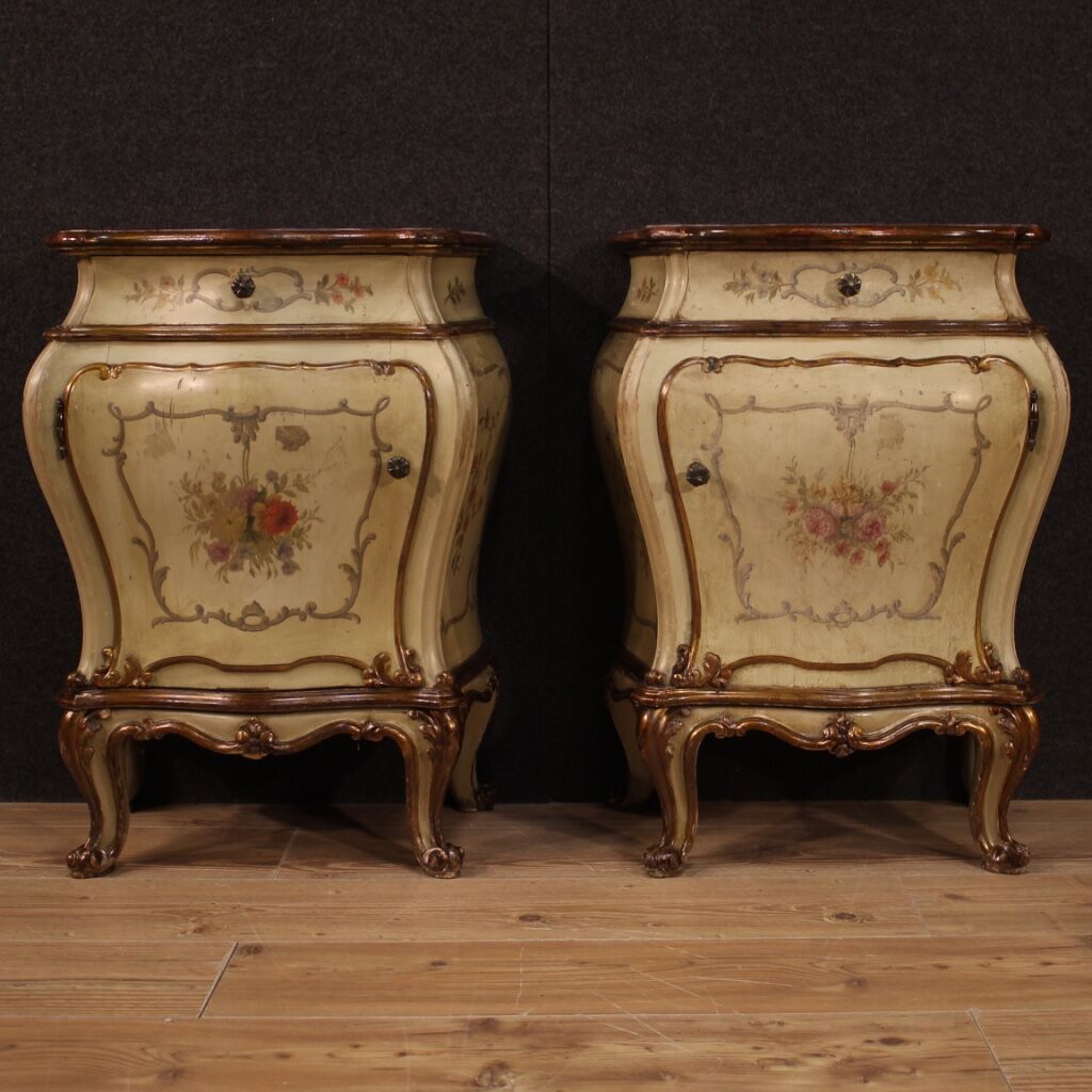 Paire de tables de chevet vénitiennes laquées, dorées et peintes