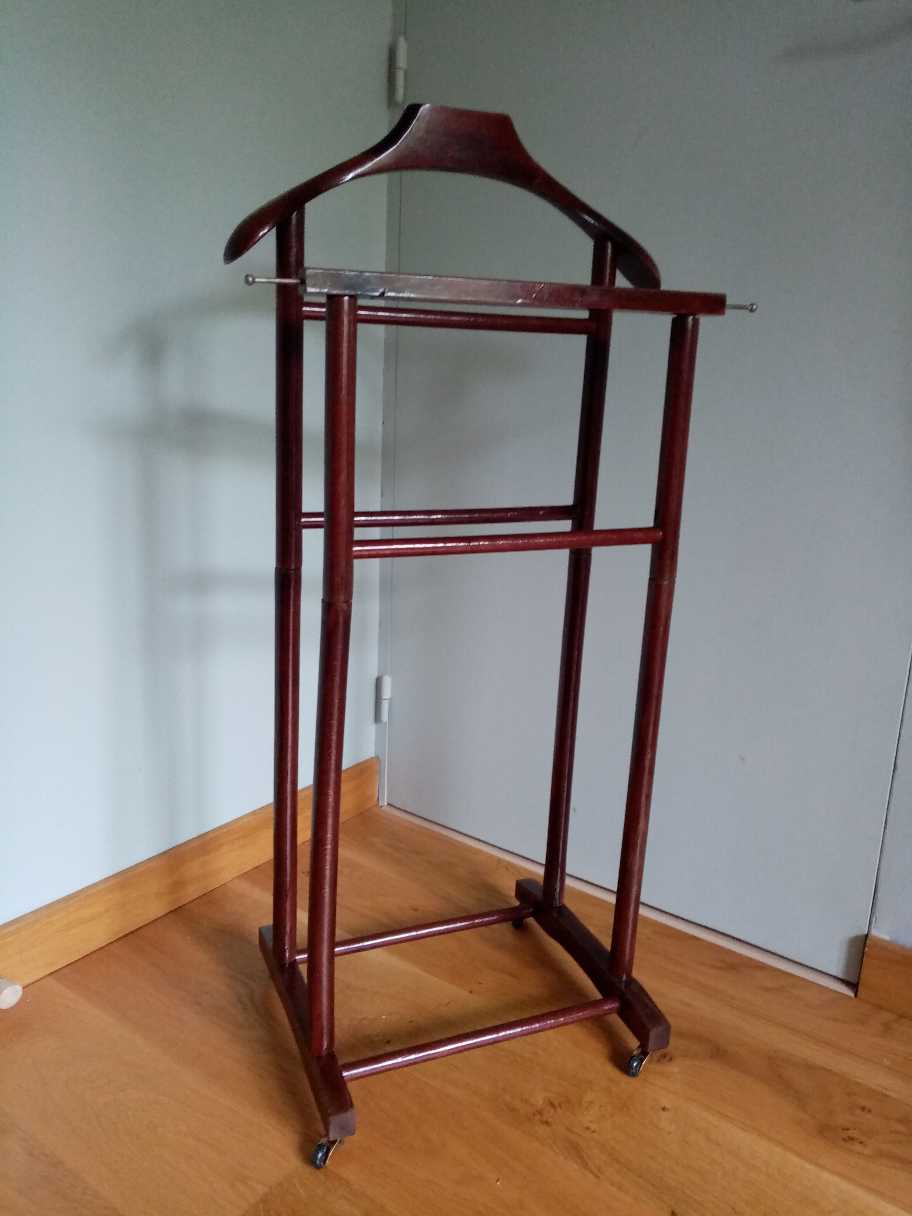 Double-wearing wooden valet for clothing