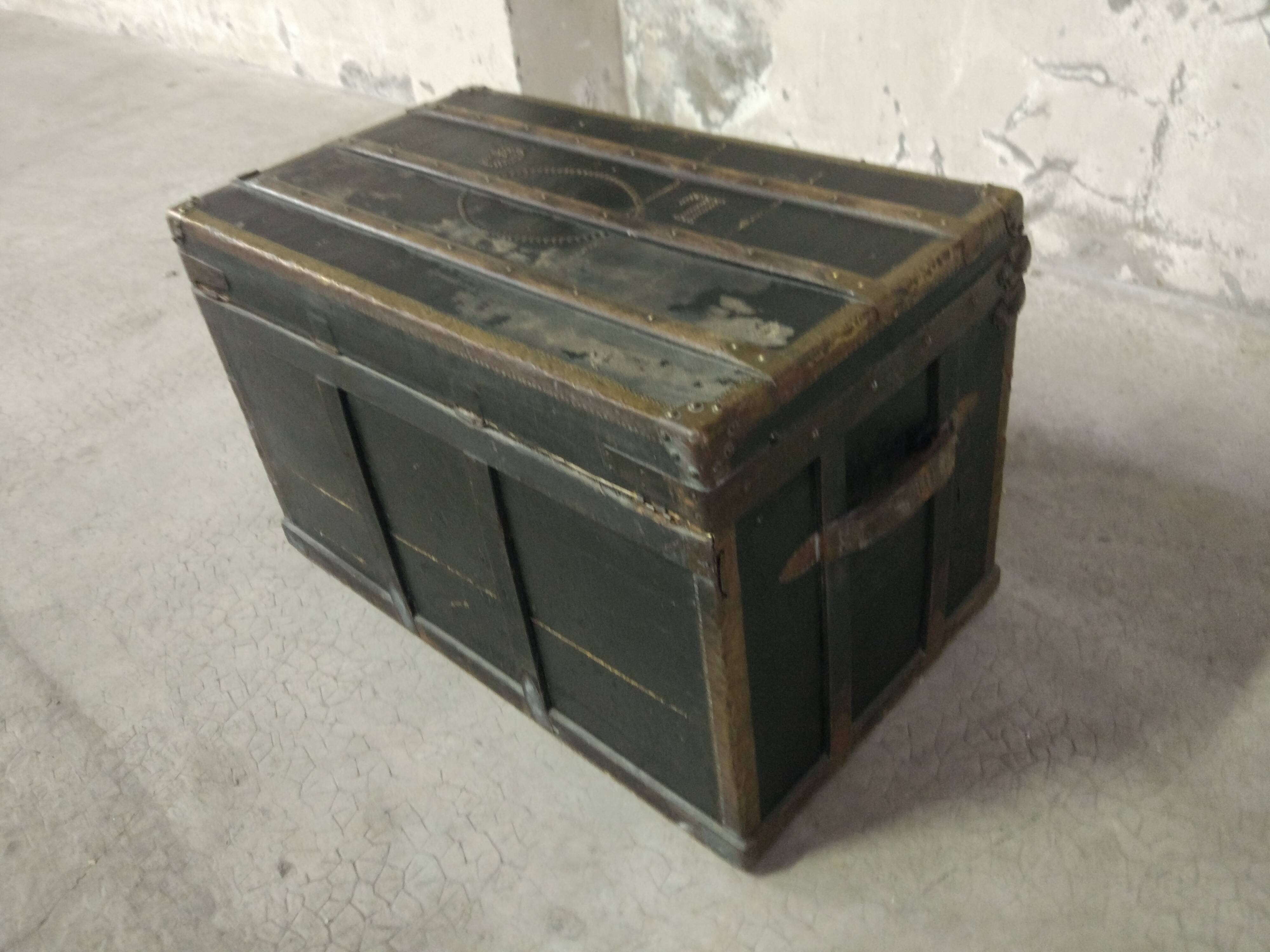 Trunk wood ancient black copper fitting