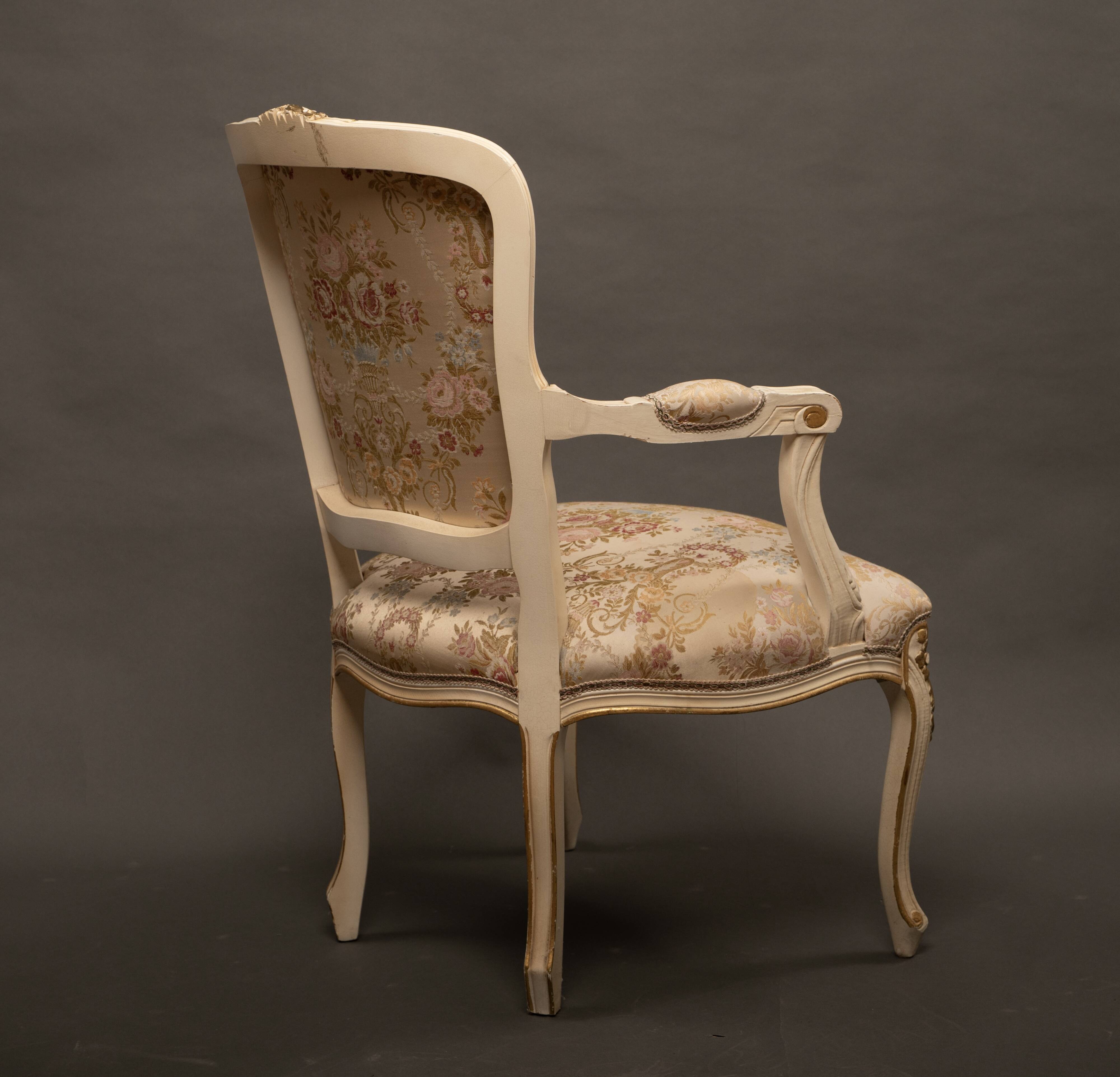 Pair of Louis XV style armchairs – Carved, gilded wood and brocade fabric
