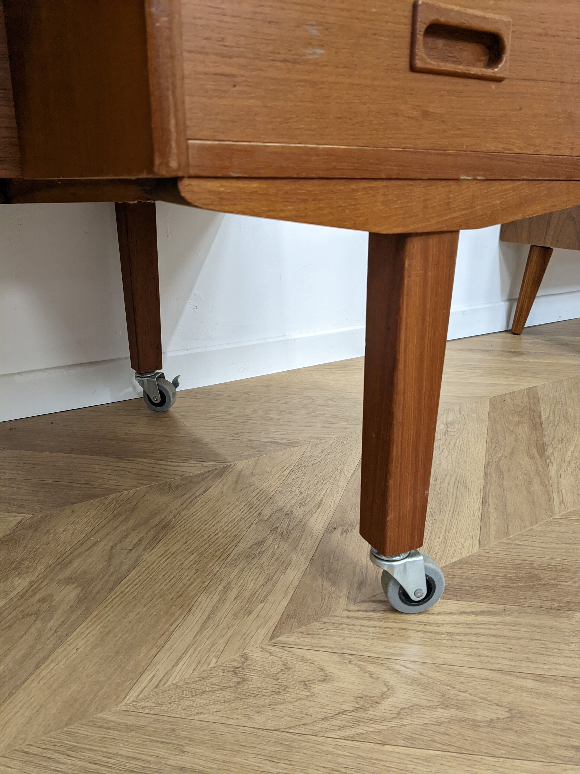 Scandinavian desk on wheels - 482