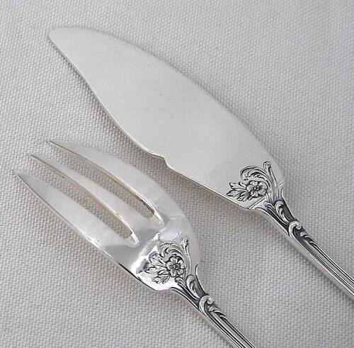 Ercuis Louis XV floral, 12 fish cutlery sets, 24 pieces in silver-plated metal.