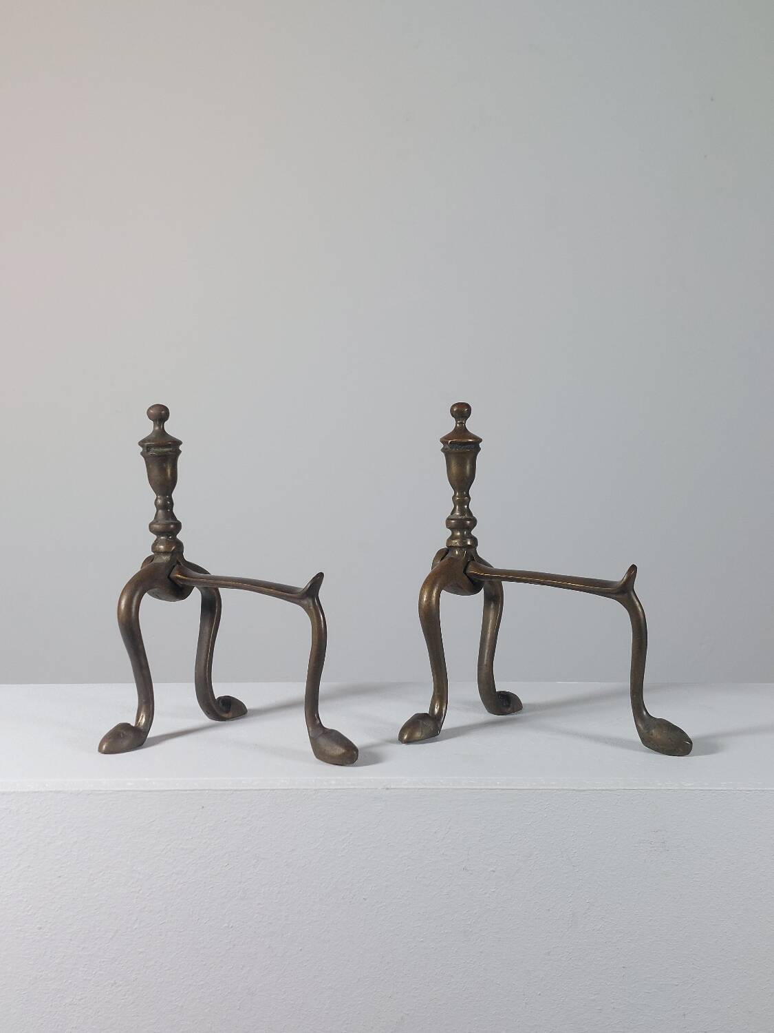 Paire de chenets en laiton au design zoomorphe vintage.