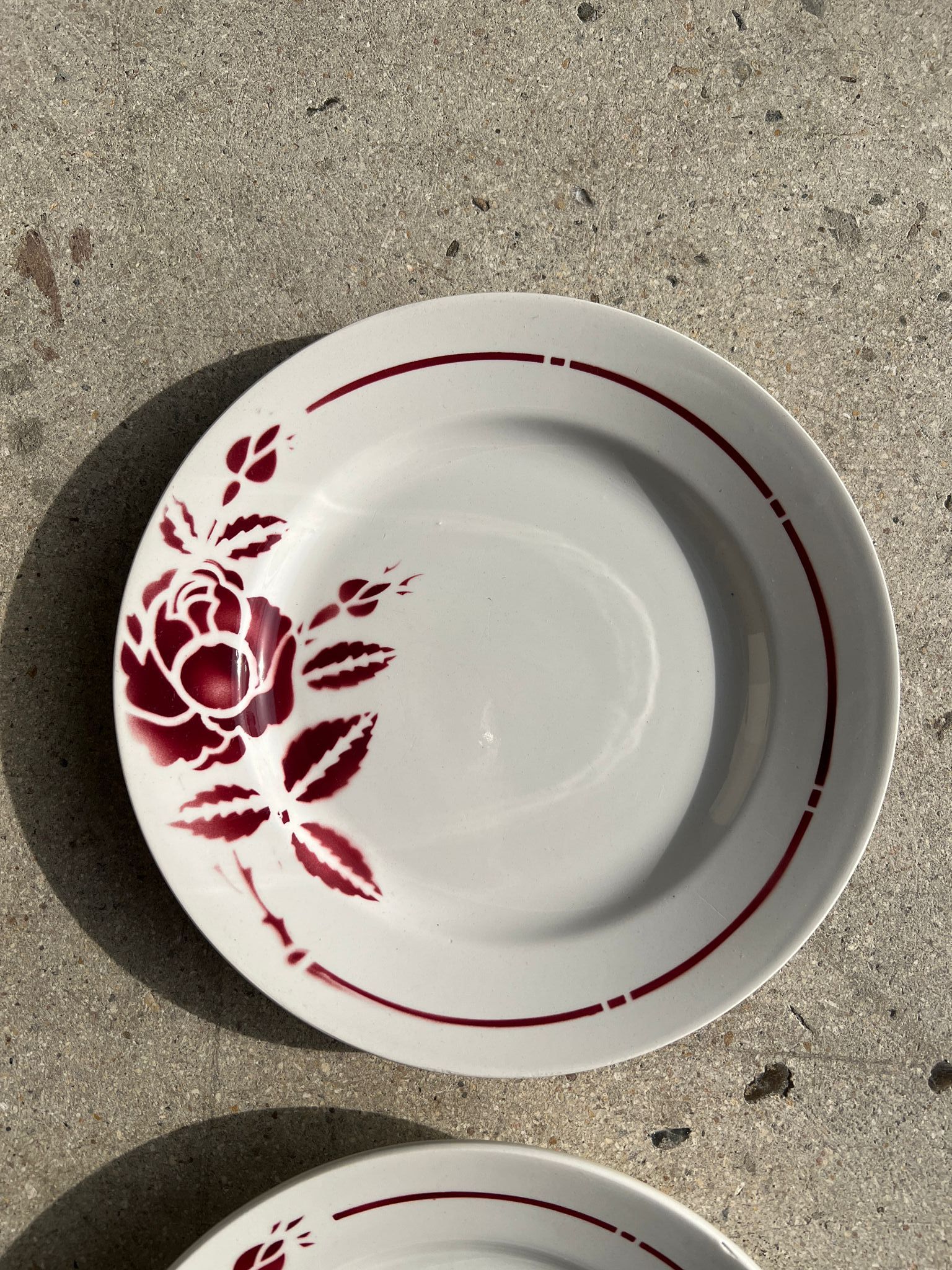 Set of 4 plates Sylvain Moulins des Loups burgundy rose decoration