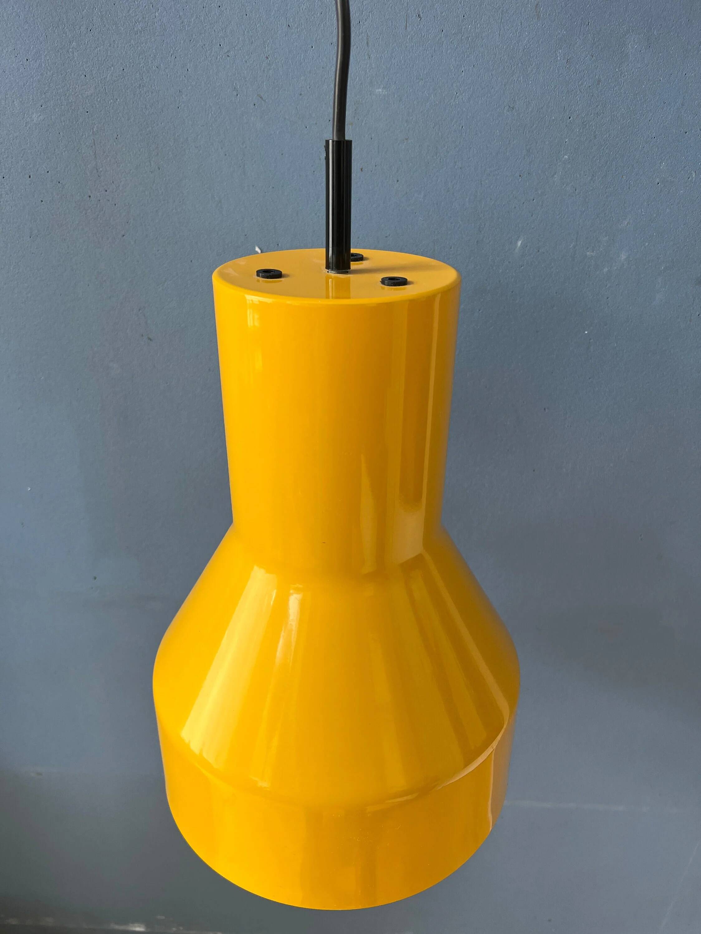 Suspension Space Age industrial in yellow metal