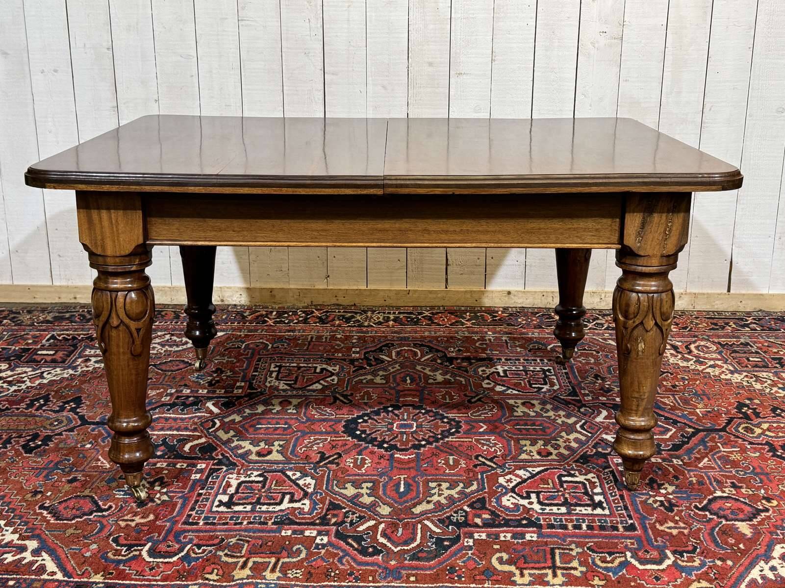 Victorian-style mahogany English table with 3 extensions.