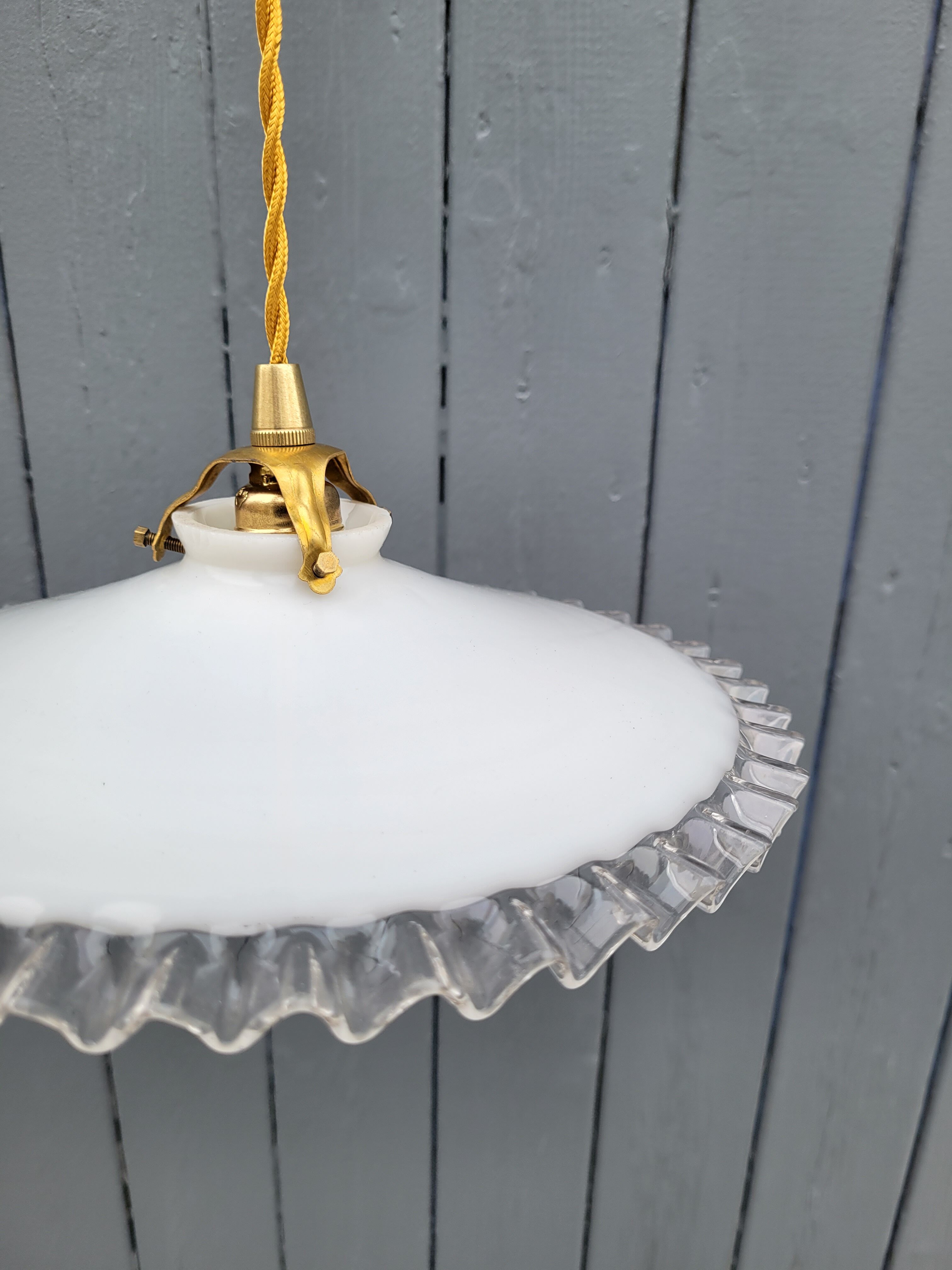 Serrated opaline suspension