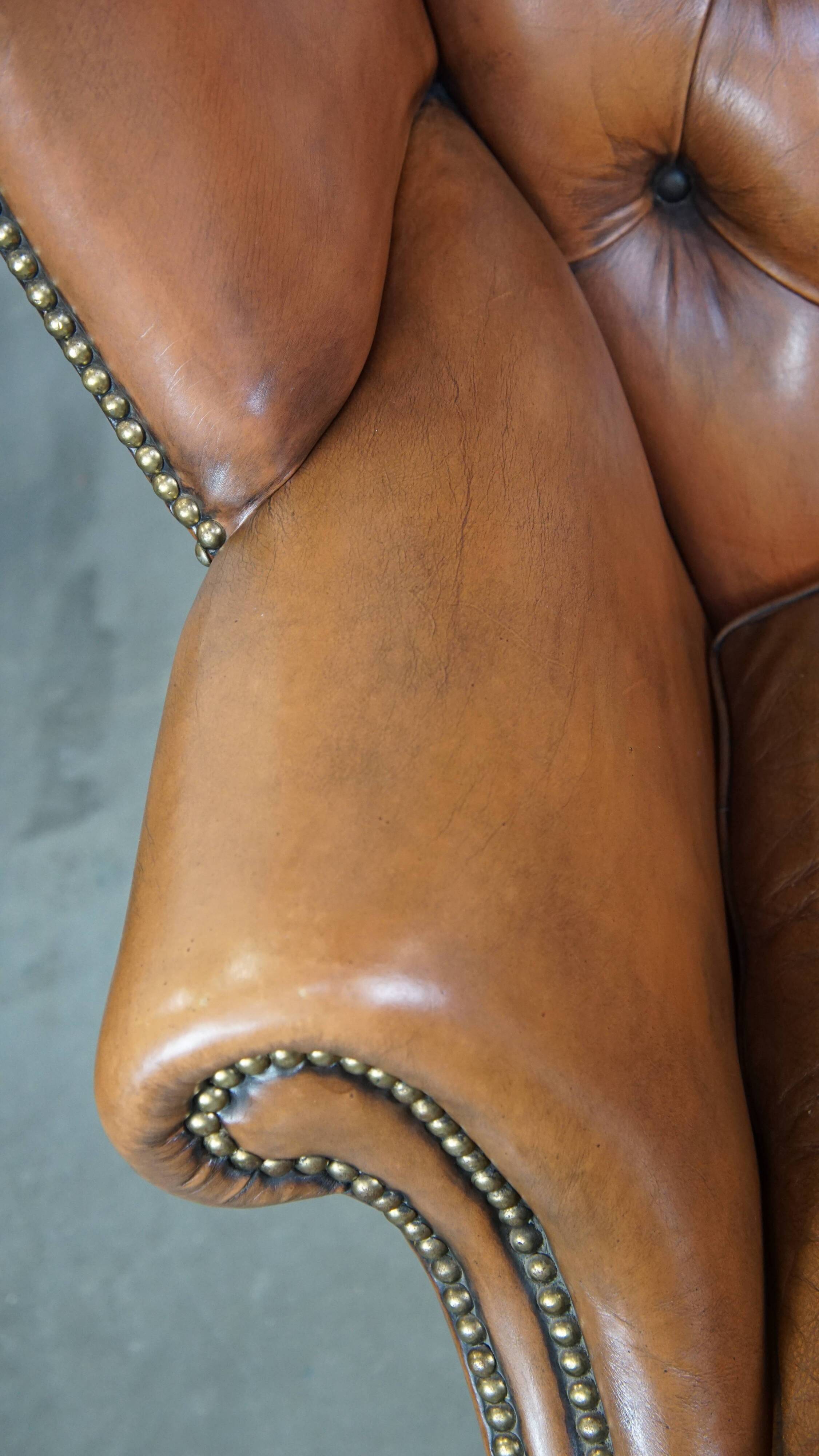 Fauteuil Chesterfield anglais classique en cuir de vachette couleur cognac clair