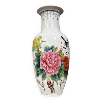 Vase chinois en porcelaine a décors d'oiseaux dans un paysage fleuri
