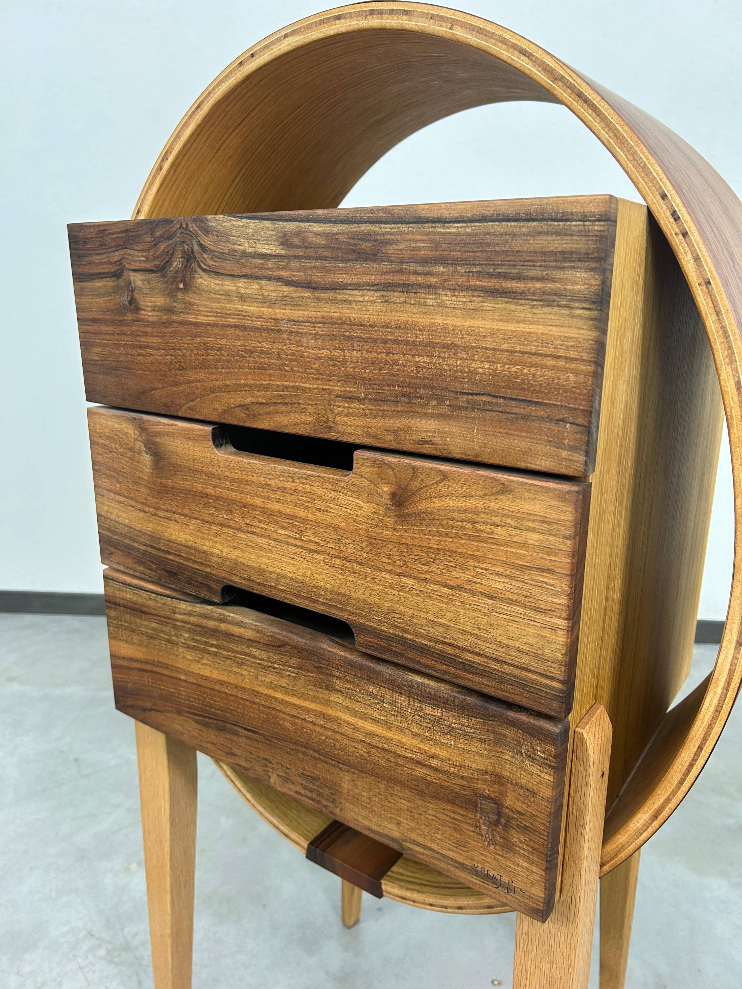 Commode ovale en bois cintré par Kreatippcci Studio