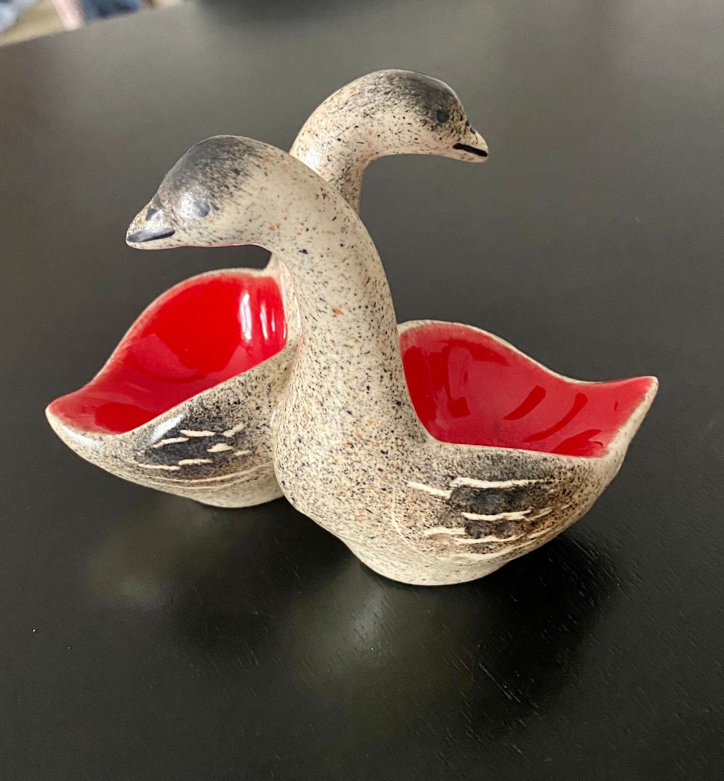 Duo goose-shaped goose and pepper shaker in ceramic