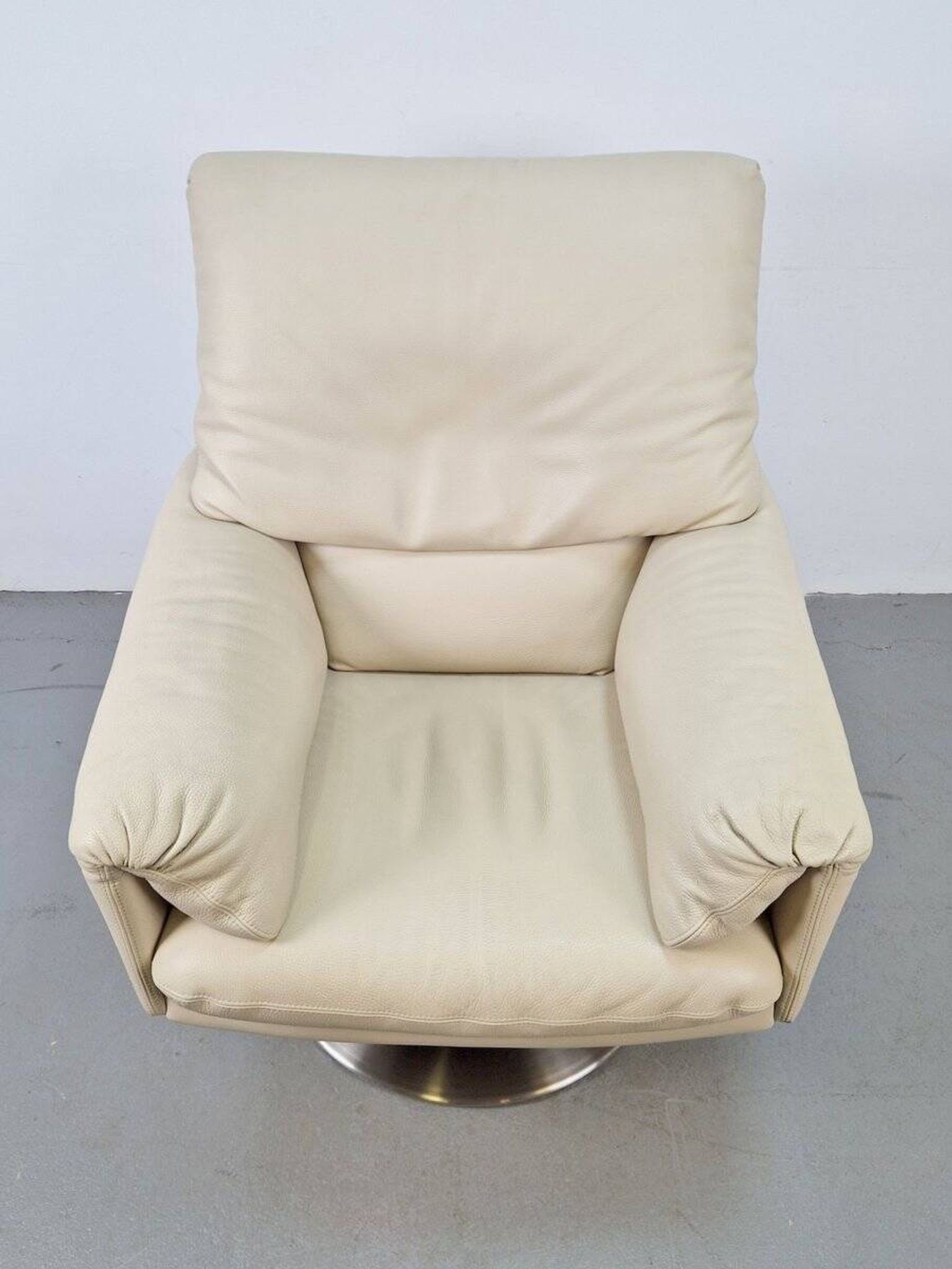 Fauteuil Cece pivotant en cuir de Leolux