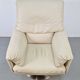 Fauteuil Cece pivotant en cuir de Leolux