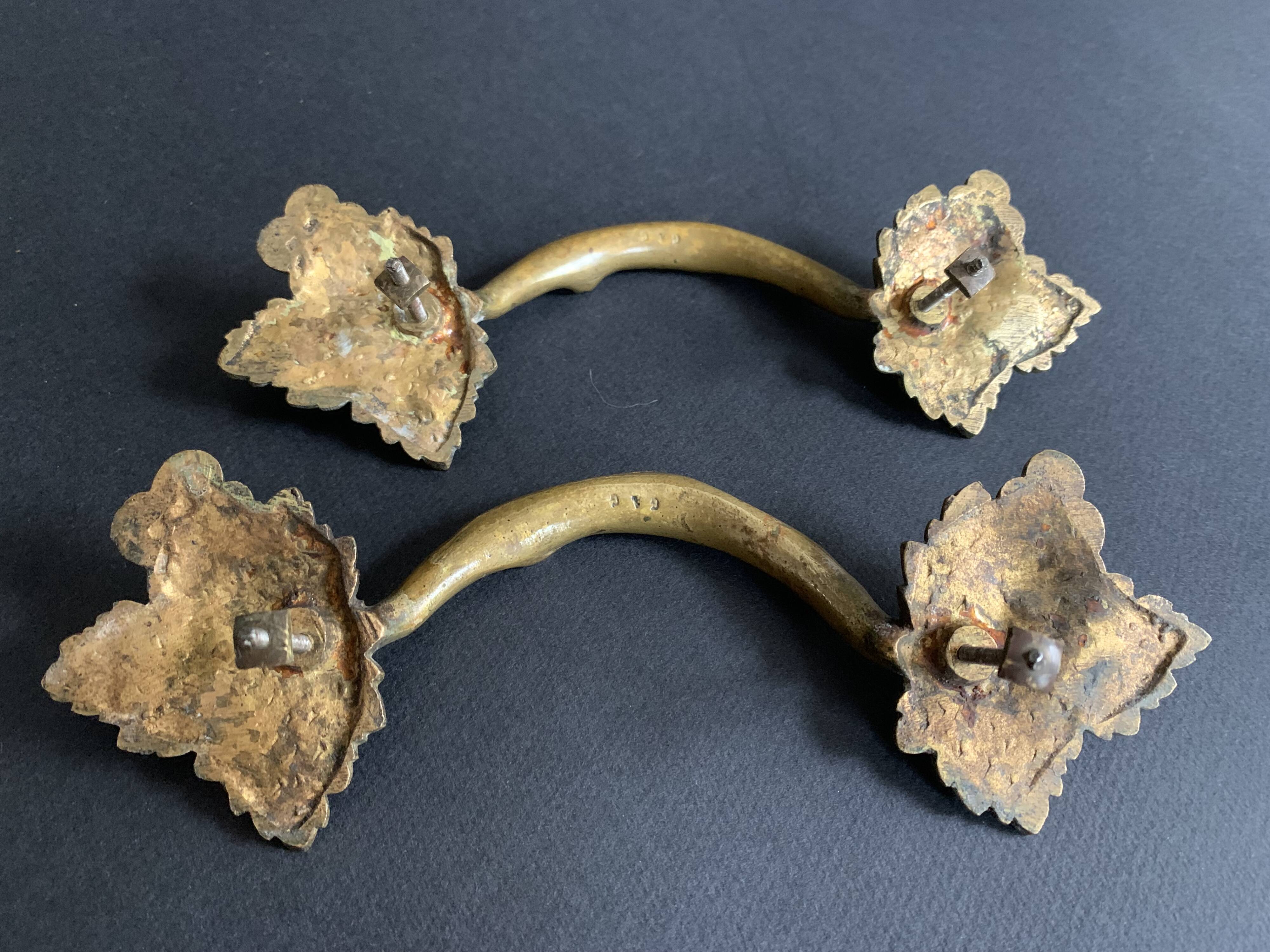 Pair of Art Nouveau bronze handles decorated with vine leaves, 1930