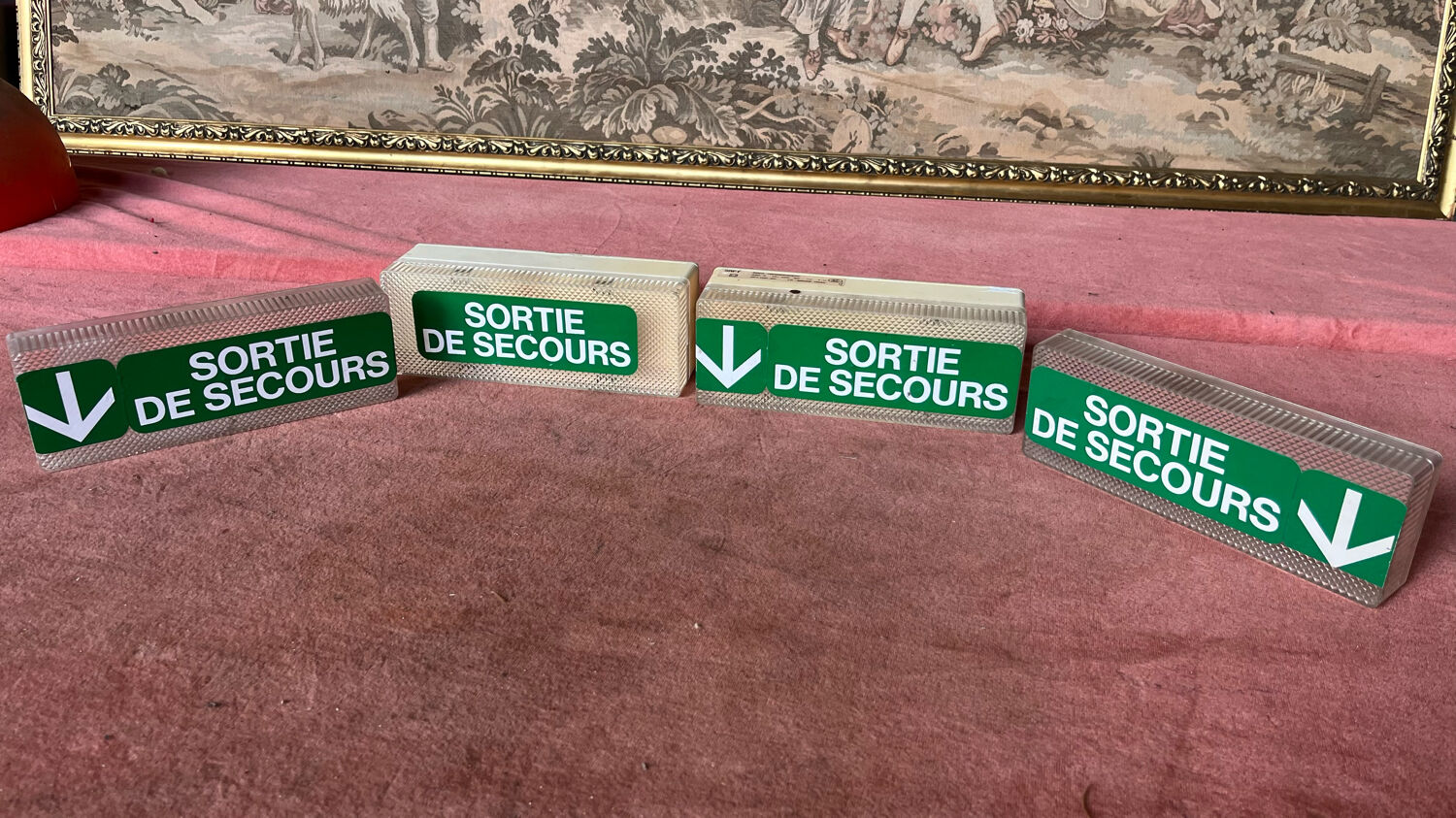 Set of 2 blocks emergency exit 90s