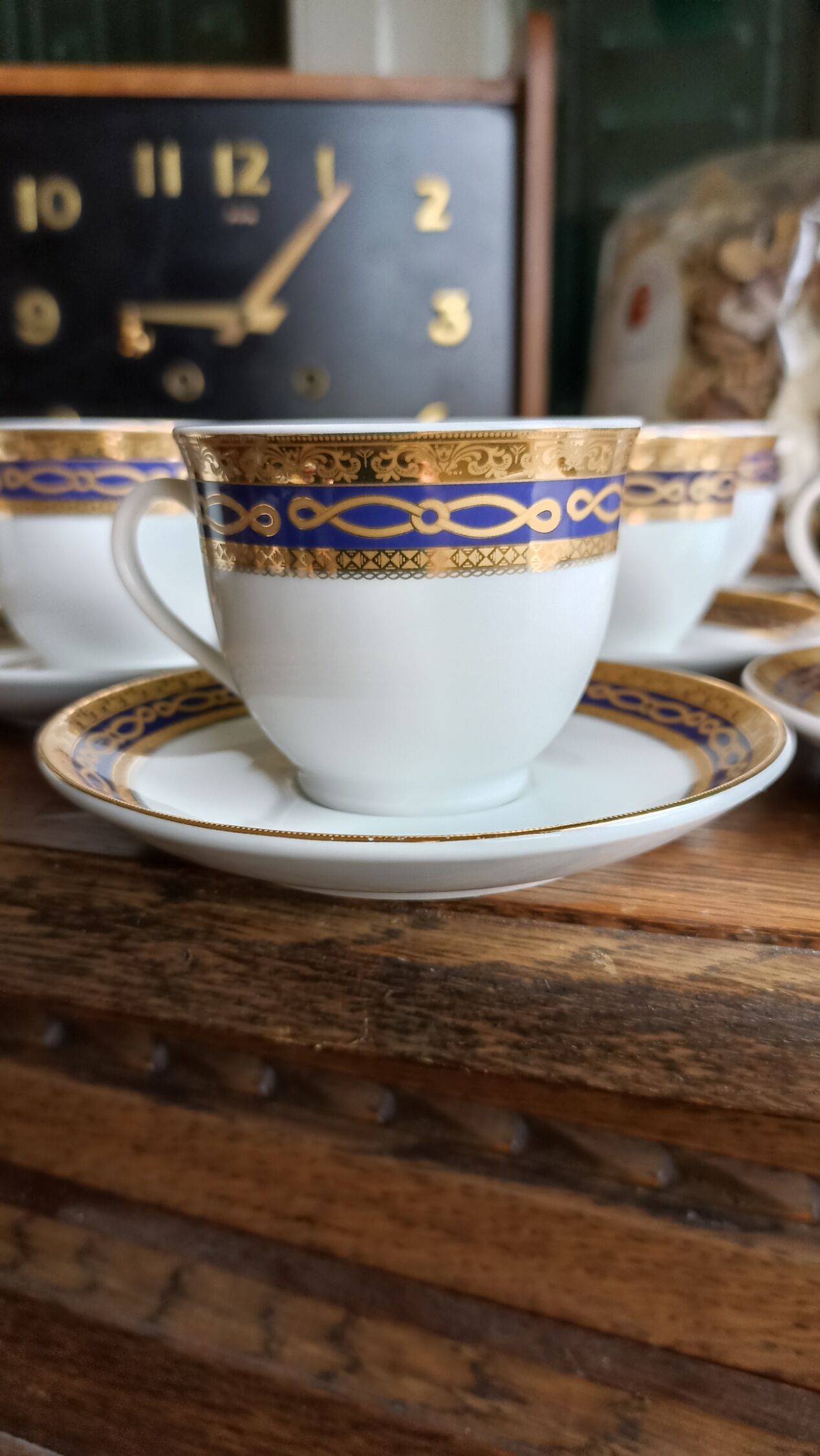 12 tasses à café en porcelaine style Empire