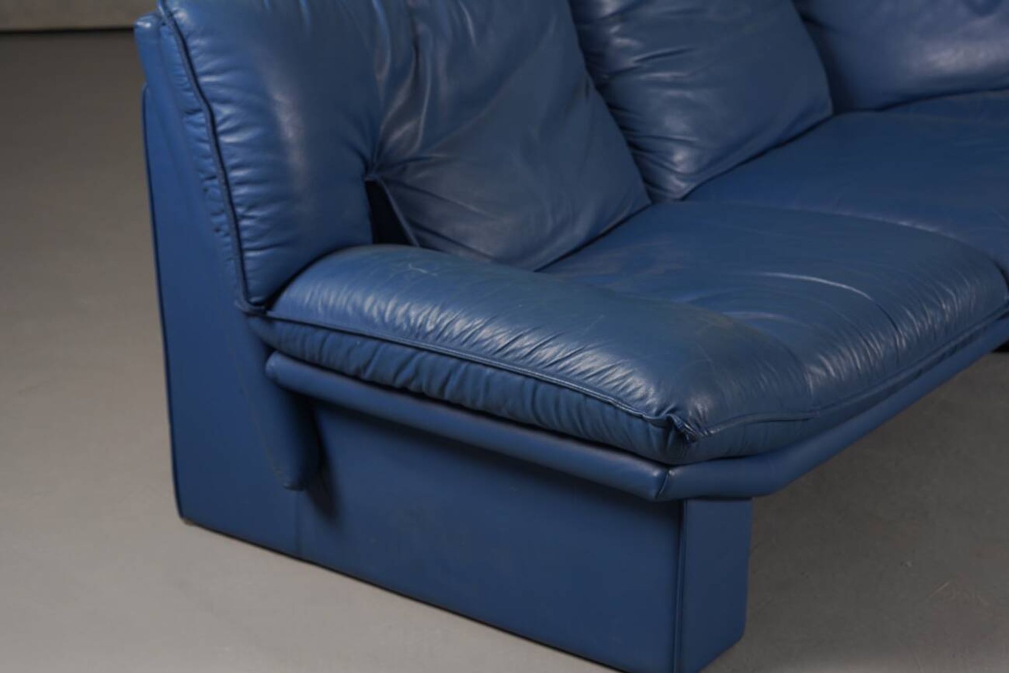 Nicoletti Salotti post-modern leather sofa, Italy 1980s
